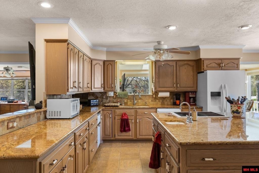 Mountain Home, Arkansas, 72653, United States, 3 Bedrooms Bedrooms, ,4 BathroomsBathrooms,Residential,For Sale,2036578