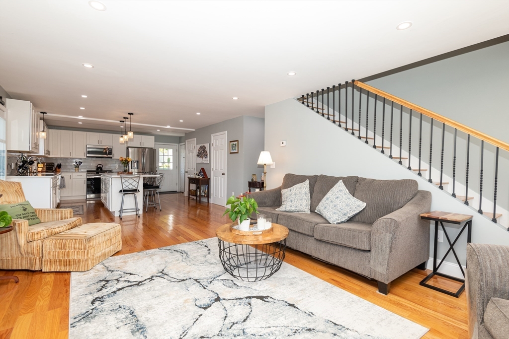 Lynn, Massachusetts, 01904, United States, 2 Bedrooms Bedrooms, ,4 BathroomsBathrooms,Residential,For Sale,1978027