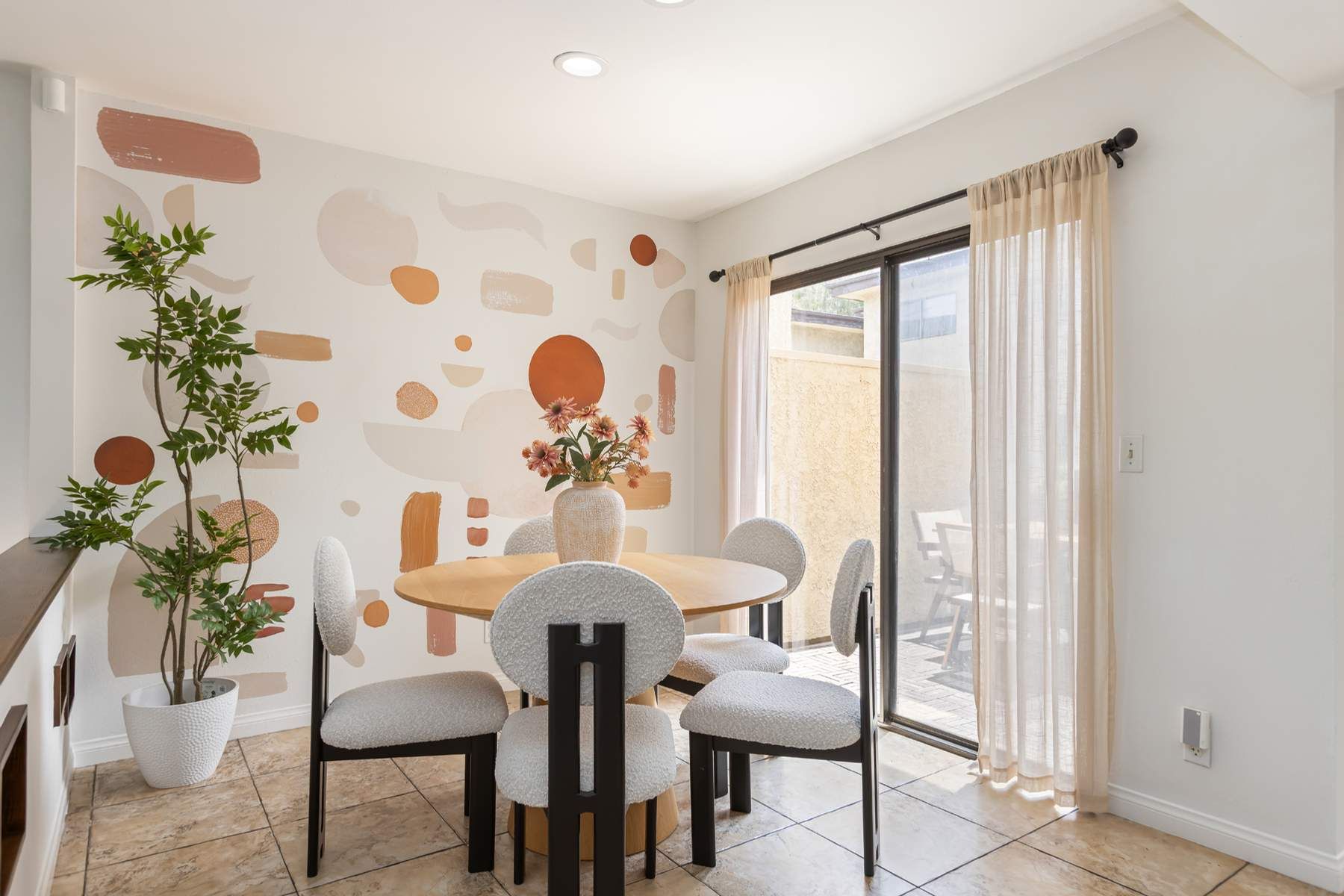  9131 Burnet Avenue, #5 - 物件實景