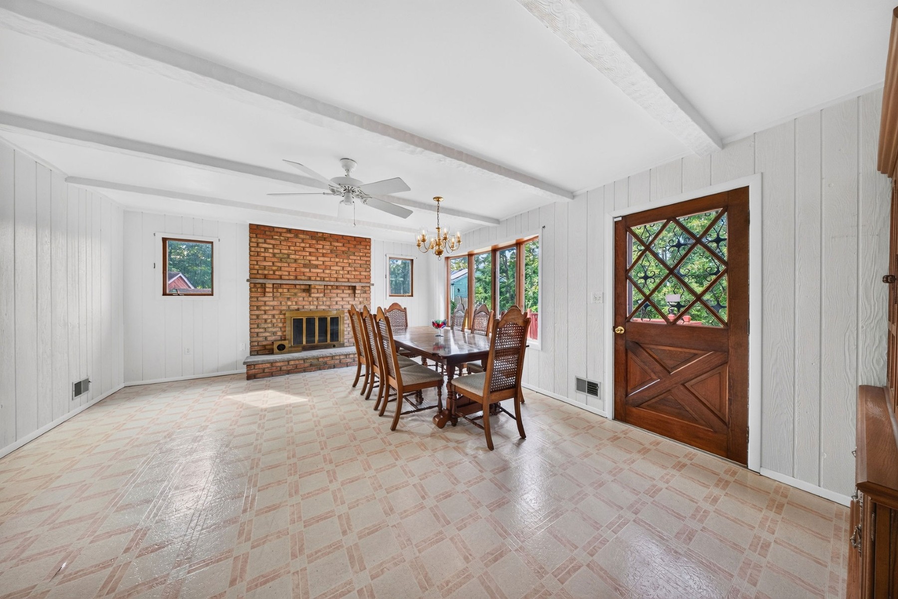  Conveniently Located Ranch Style Home - 物件實景