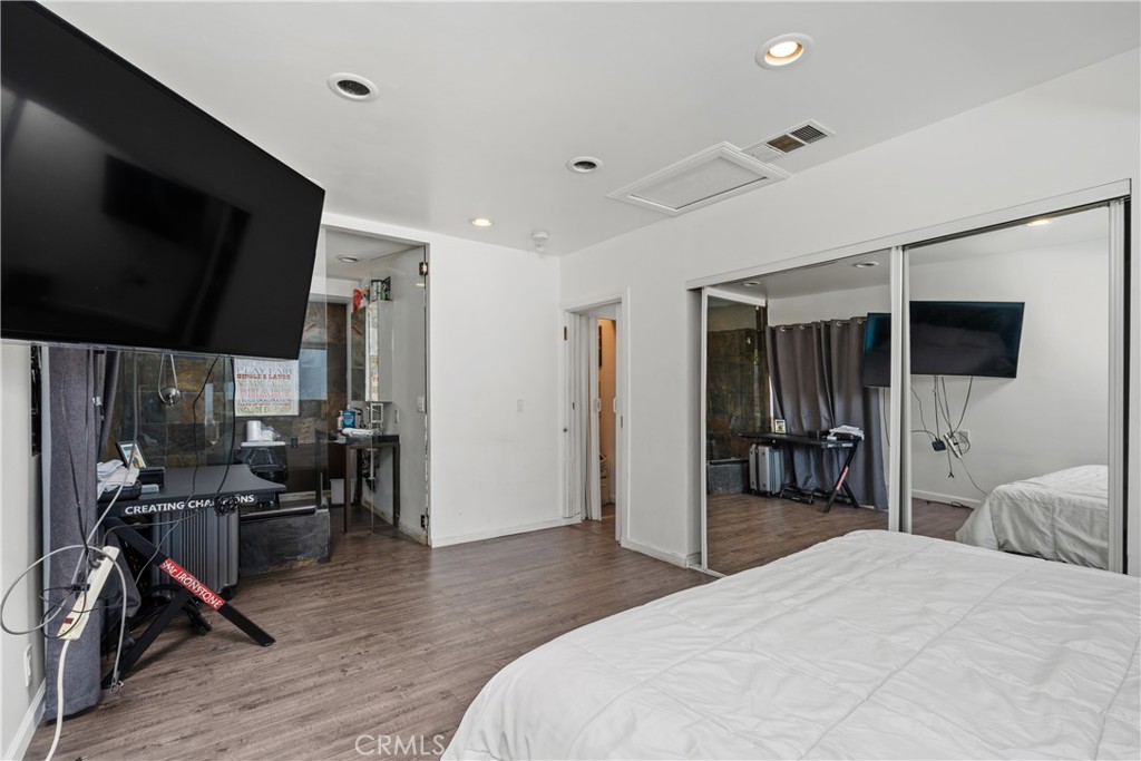 Los Angeles, California, 90068, United States, 2 Bedrooms Bedrooms, ,2 BathroomsBathrooms,Residential,For Sale,1918041