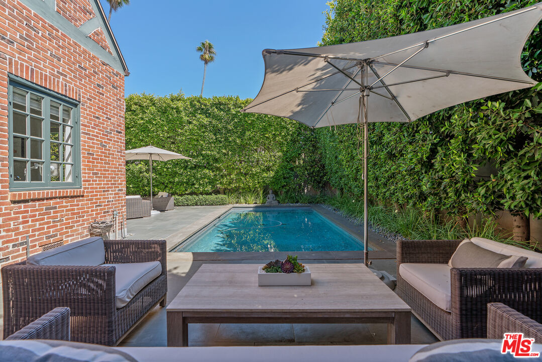 Los Angeles, California, 90020, United States, 5 Bedrooms Bedrooms, ,5 BathroomsBathrooms,Residential,For Sale,1939583
