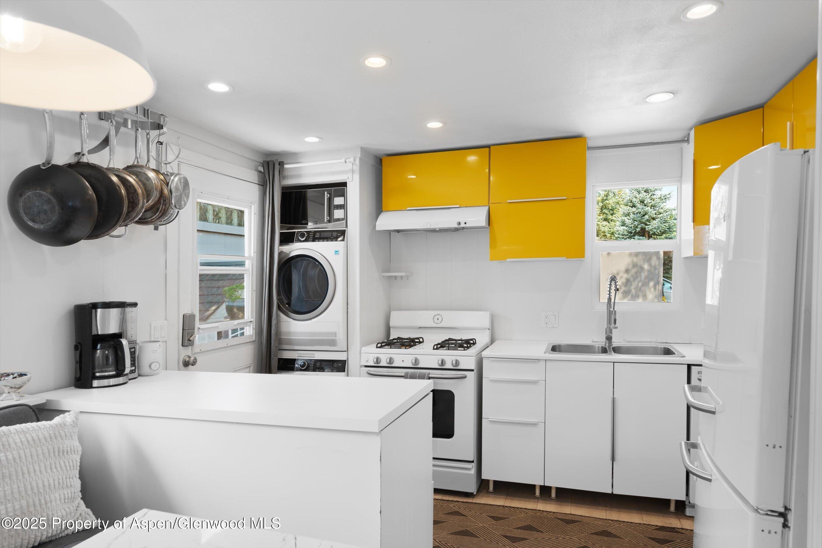 Aspen, Colorado, 81611, United States, 2 Bedrooms Bedrooms, ,1 BathroomBathrooms,Residential,For Sale,1927391