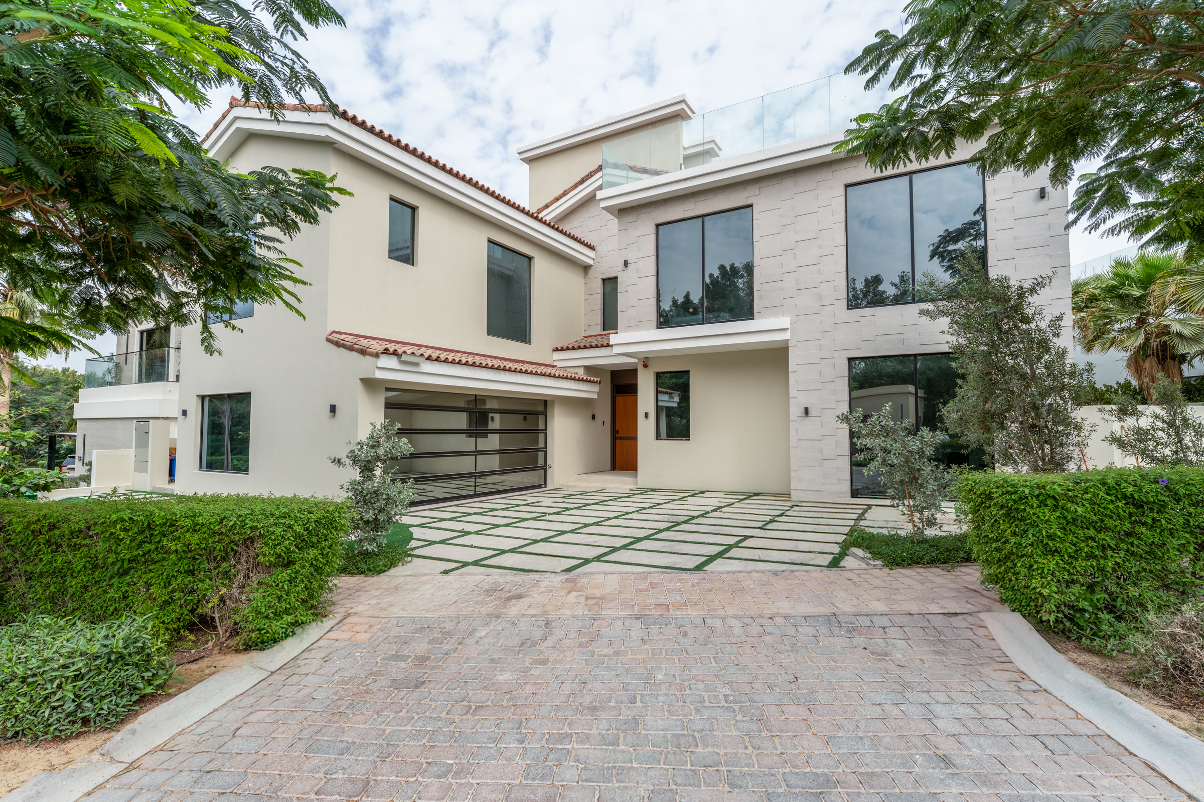  Refined Ready-to-Move Villa With Lake Views in JGE - 物件實景