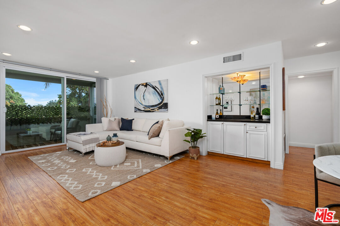 Sherman Oaks, California, 91423, United States, 3 Bedrooms Bedrooms, ,3 BathroomsBathrooms,Residential,For Sale,1927164