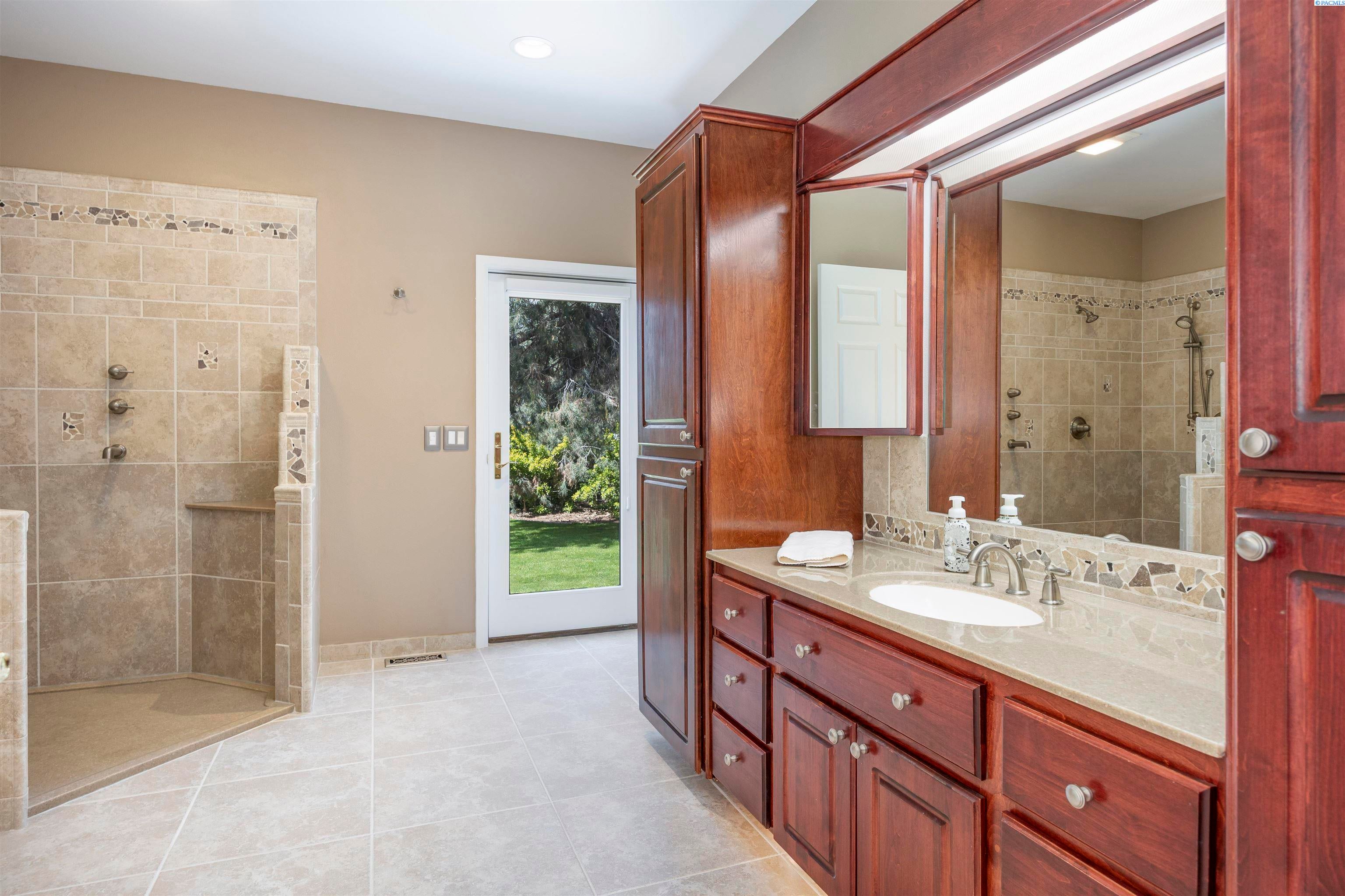 Pasco, Washington, 99301, United States, 3 Bedrooms Bedrooms, ,3 BathroomsBathrooms,Residential,For Sale,1979985