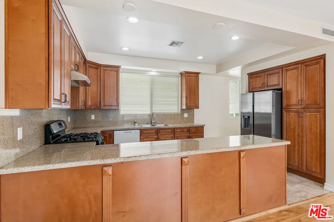 Los Angeles, California, 90025, United States, 6 Bedrooms Bedrooms, ,Residential,For Sale,1932013
