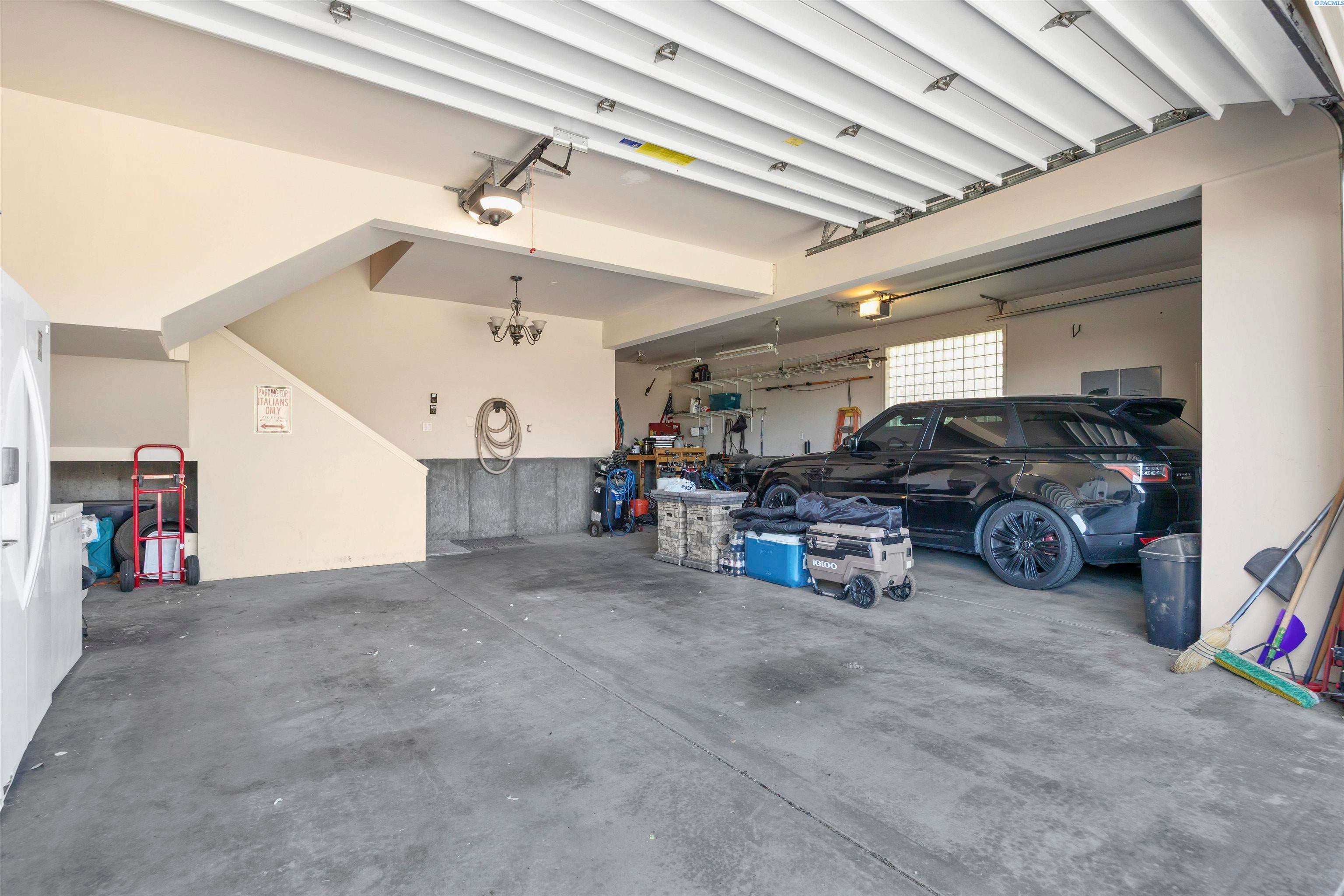 Kennewick, Washington, 99337, United States, 6 Bedrooms Bedrooms, ,4 BathroomsBathrooms,Residential,For Sale,1979182