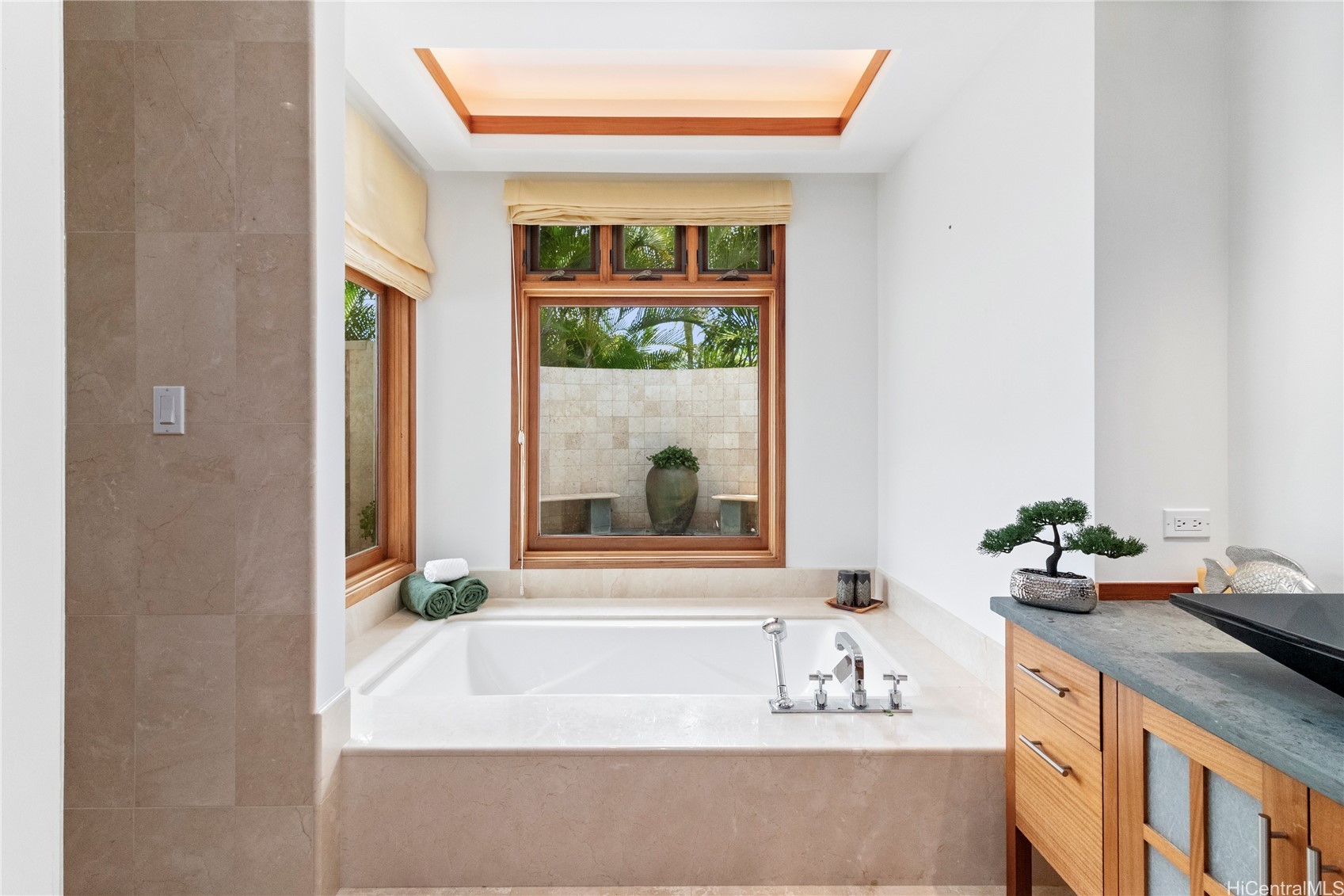 Honolulu, Hawaii, 96816, United States, 3 Bedrooms Bedrooms, ,3 BathroomsBathrooms,Residential,For Sale,1988153