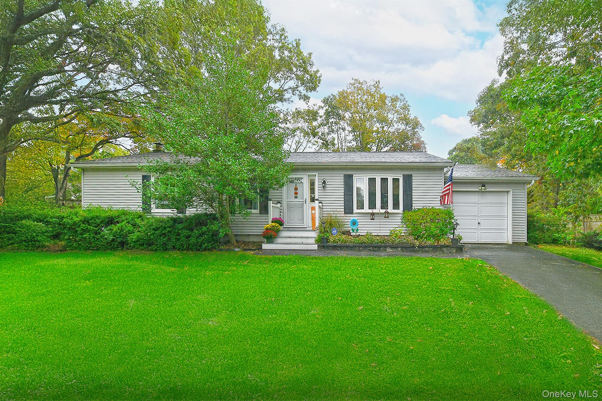 Holtsville, New York, 11742, United States, 3 Bedrooms Bedrooms, ,2 BathroomsBathrooms,Residential,For Sale,1964933