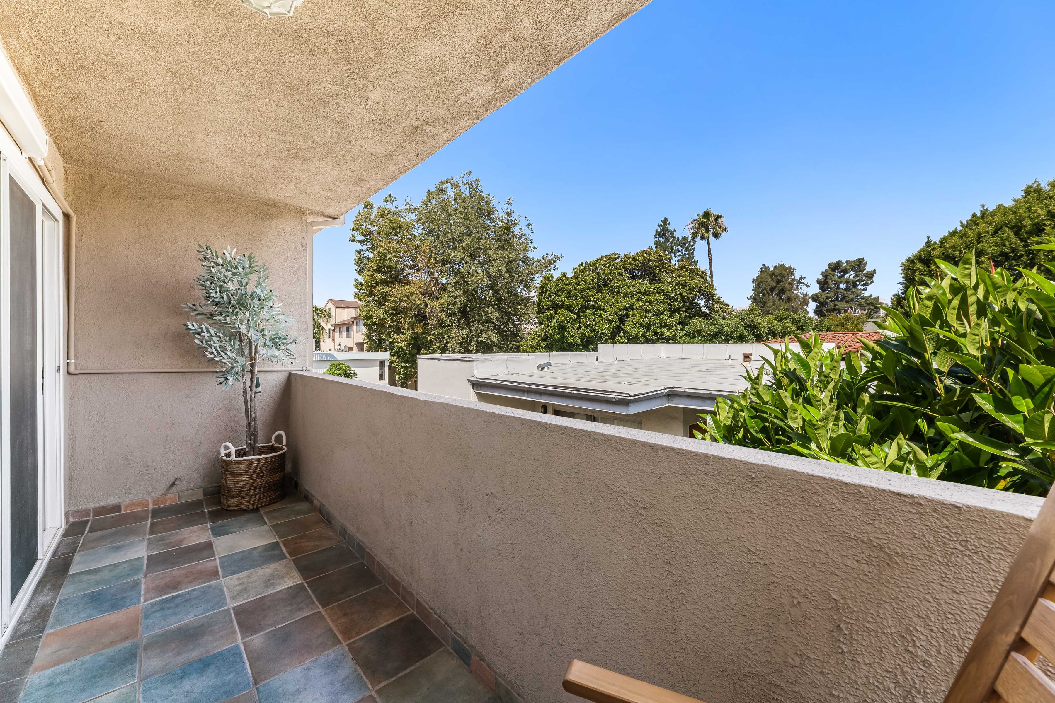  2320 S Bentley Ave - 物件實景