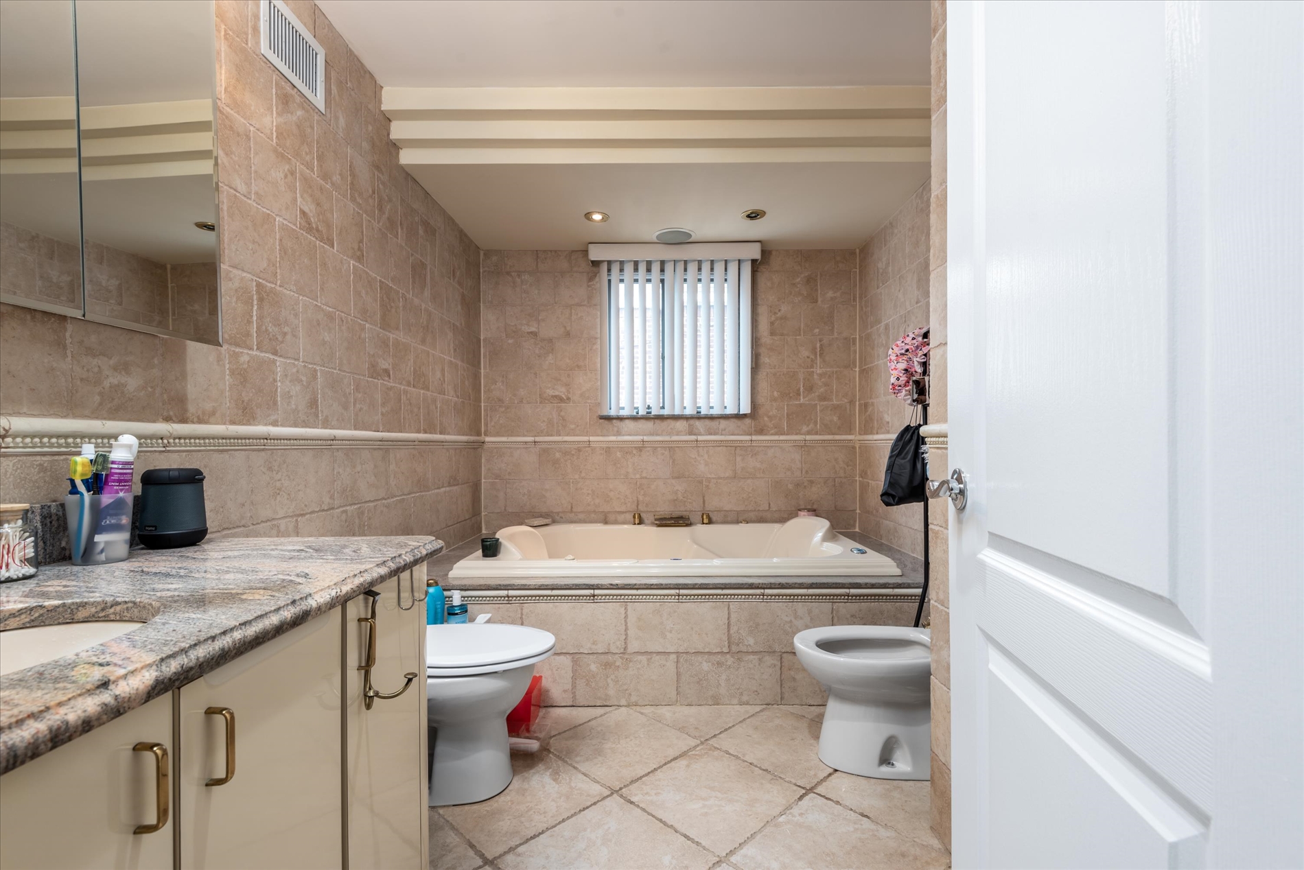 Howard Beach, New York, 11414, United States, 5 Bedrooms Bedrooms, ,4 BathroomsBathrooms,Residential,For Sale,1941286