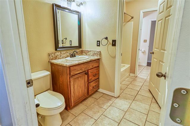 Eufaula, Oklahoma, 74432, United States, 3 Bedrooms Bedrooms, ,3 BathroomsBathrooms,Residential,For Sale,1987326