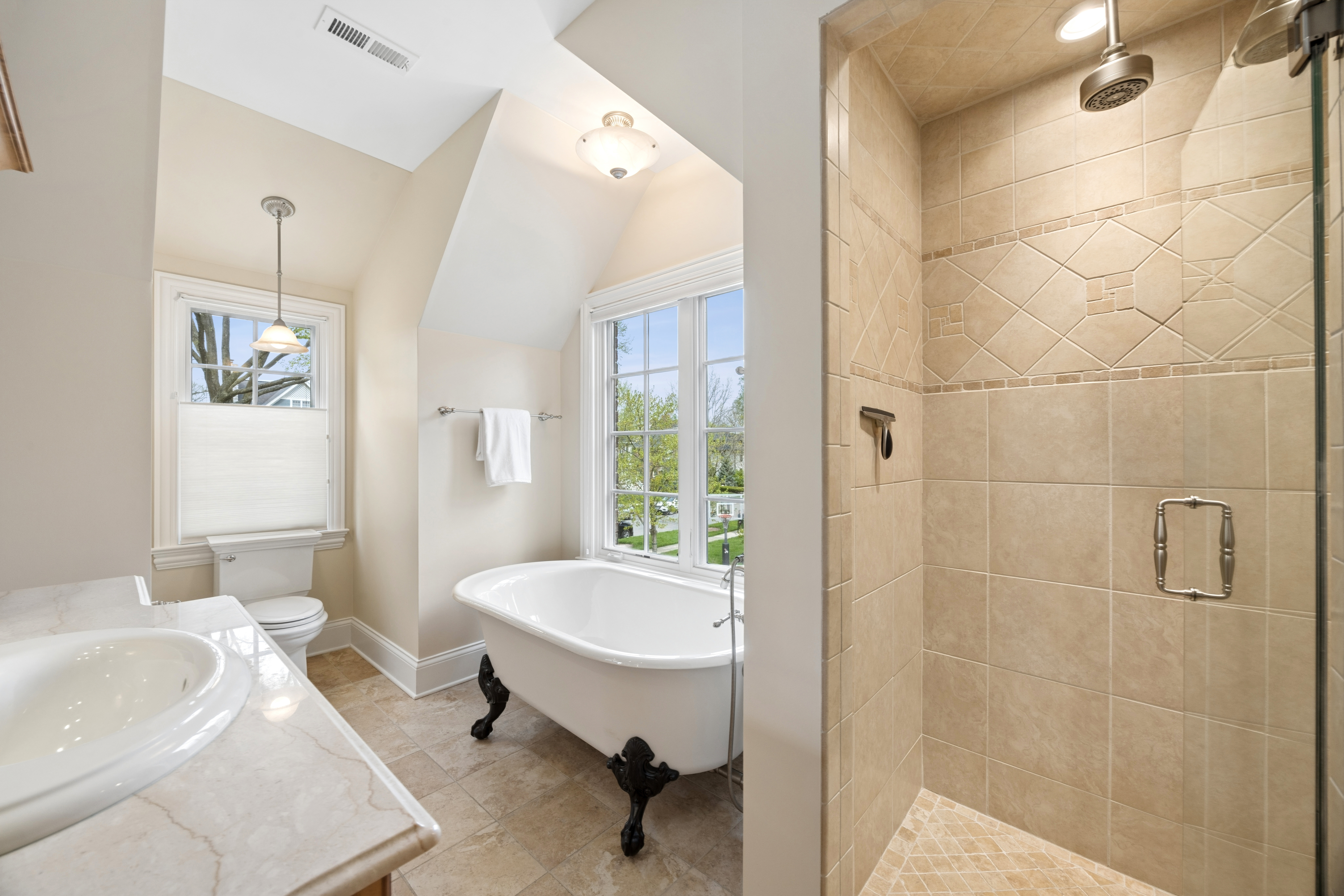  Impressive Cedar and Sstone Home in A+ Sought After Location - 物件實景