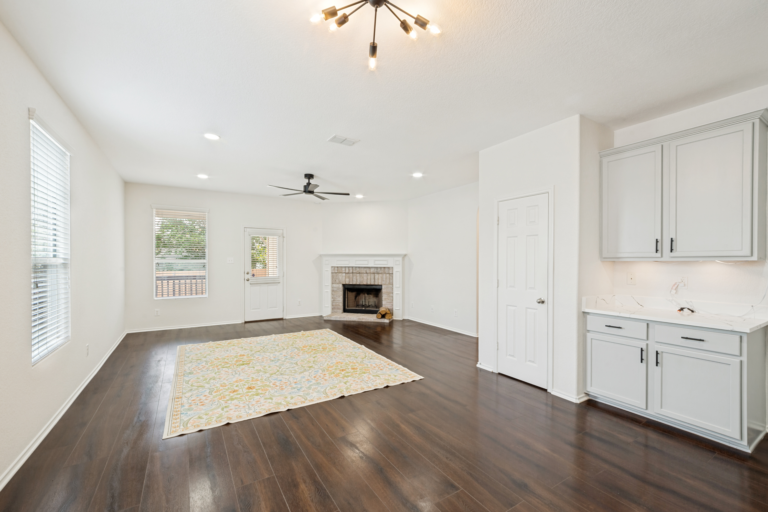 Charming Home with Fireplace and Patio - 物件實景