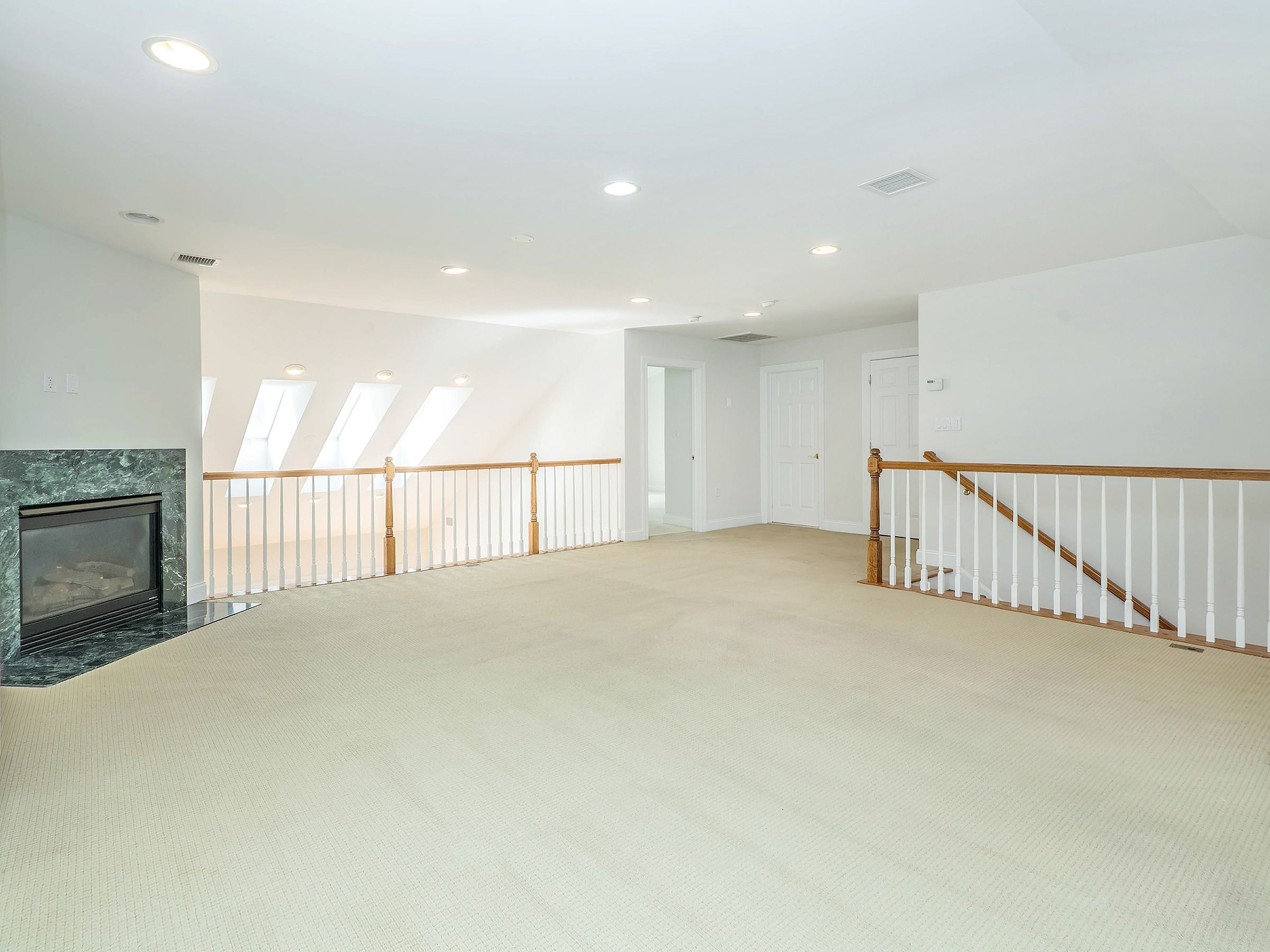  194 Pond View Drive, Port Washington, NY, 11050 - 物件實景