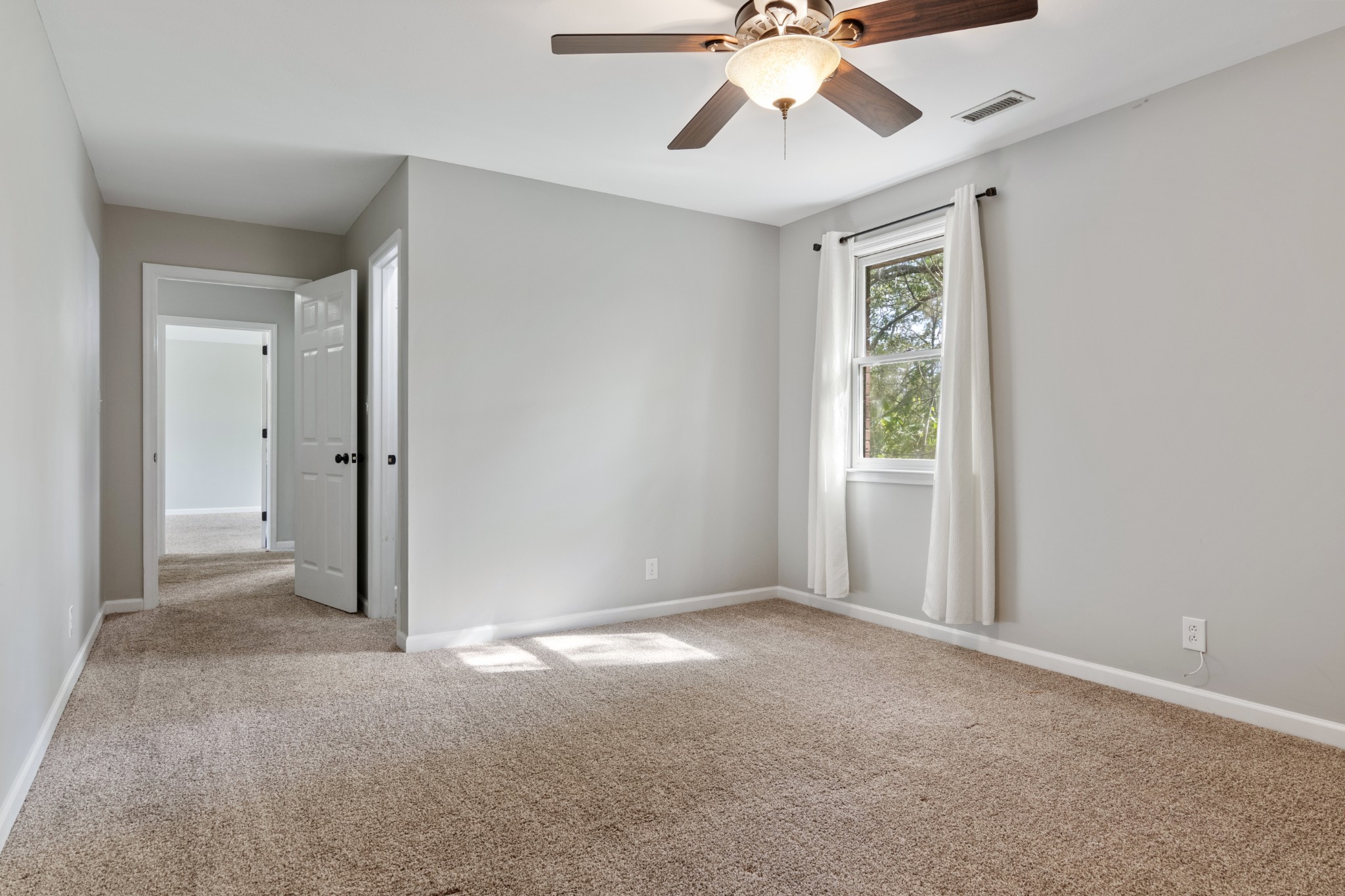 Clarksville, Tennessee, 37043, United States, 3 Bedrooms Bedrooms, ,3 BathroomsBathrooms,Residential,For Sale,1978021