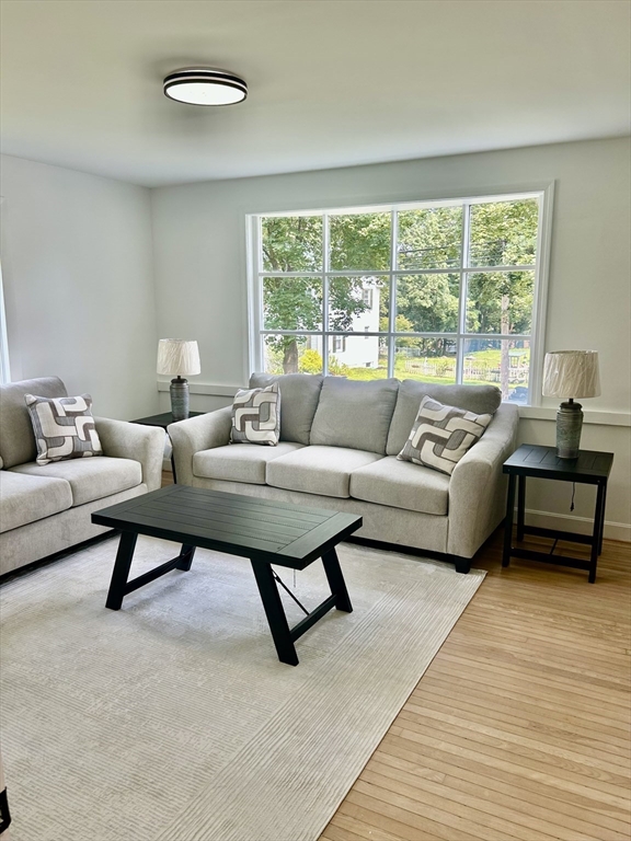 Groveland, Massachusetts, 01834, United States, 4 Bedrooms Bedrooms, ,4 BathroomsBathrooms,Residential,For Sale,1989595