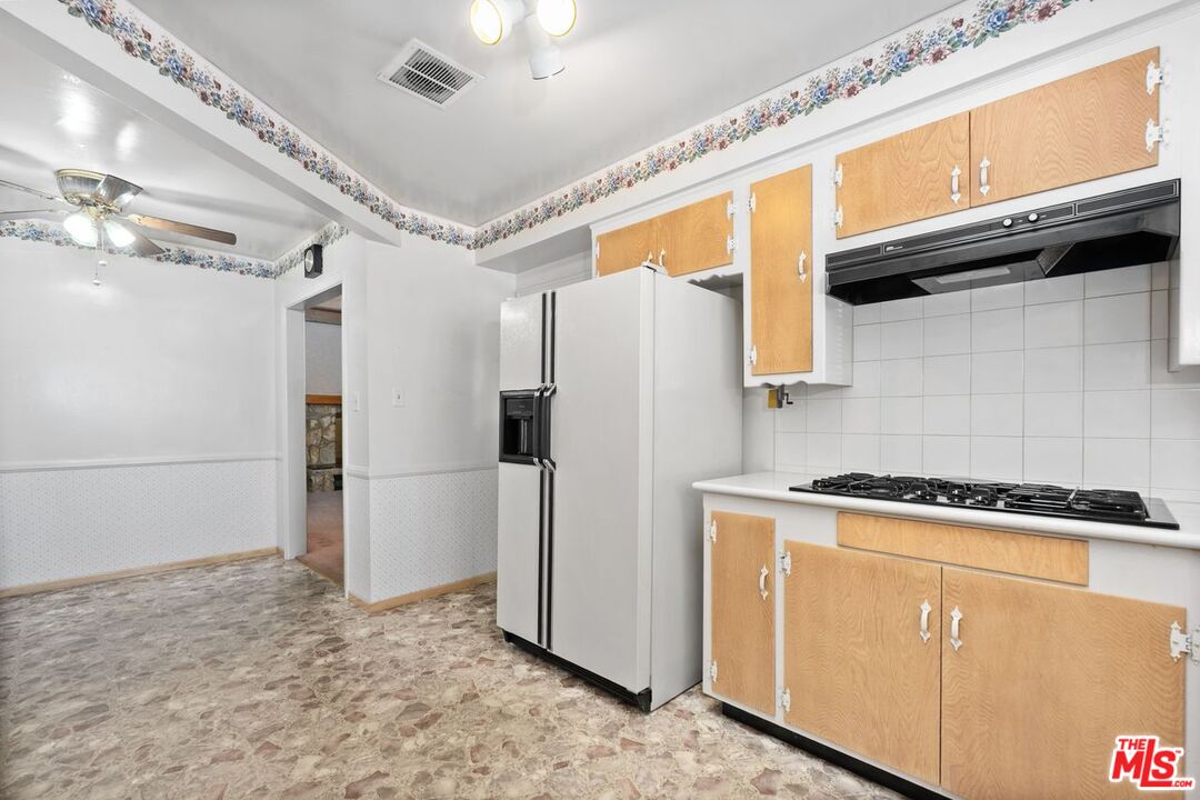 Los Angeles, California, 90056, United States, 2 Bedrooms Bedrooms, ,3 BathroomsBathrooms,Residential,For Sale,2001652