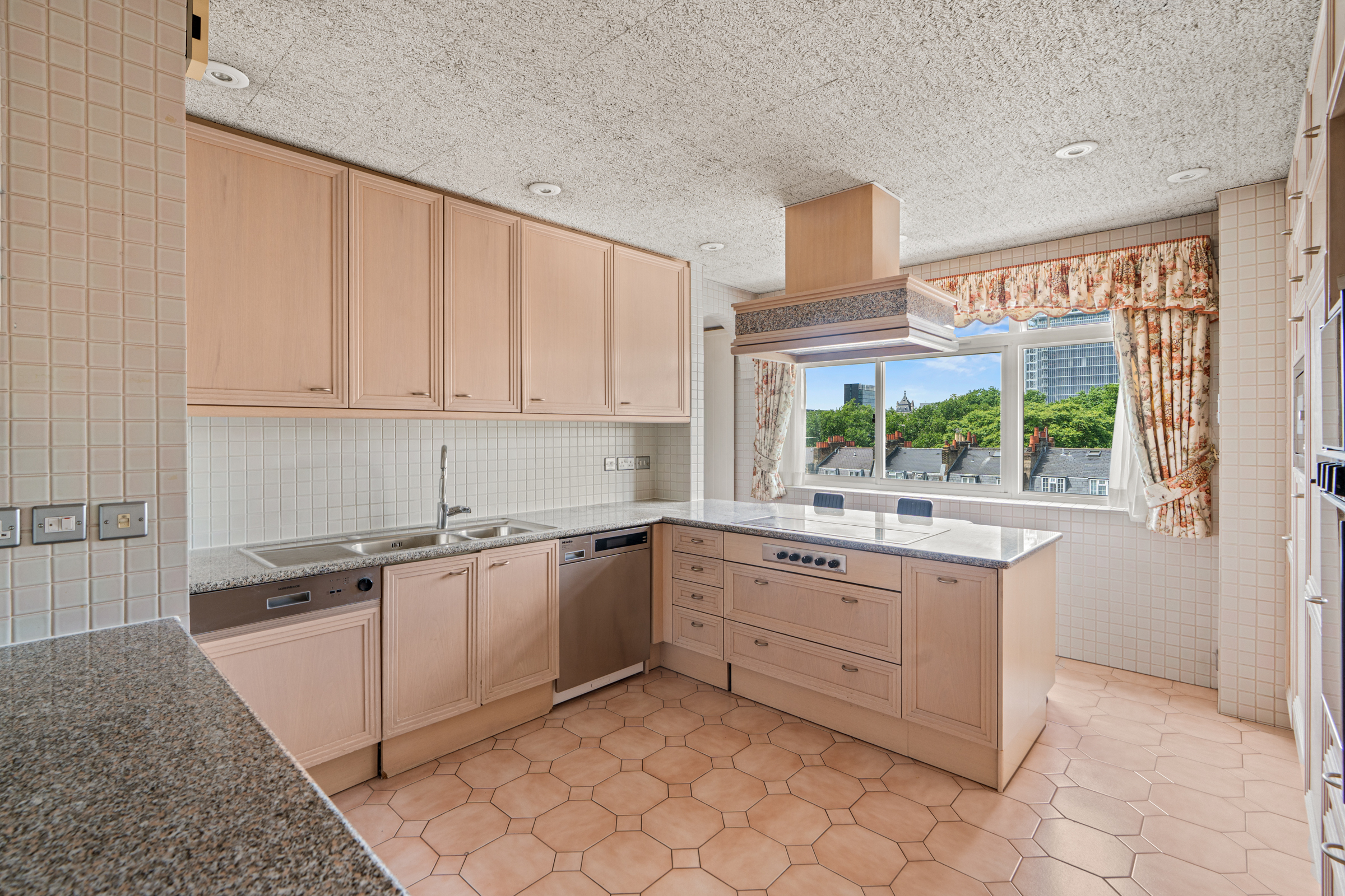  Gloucester Square Grandeur with Exceptional Potential - 物件實景