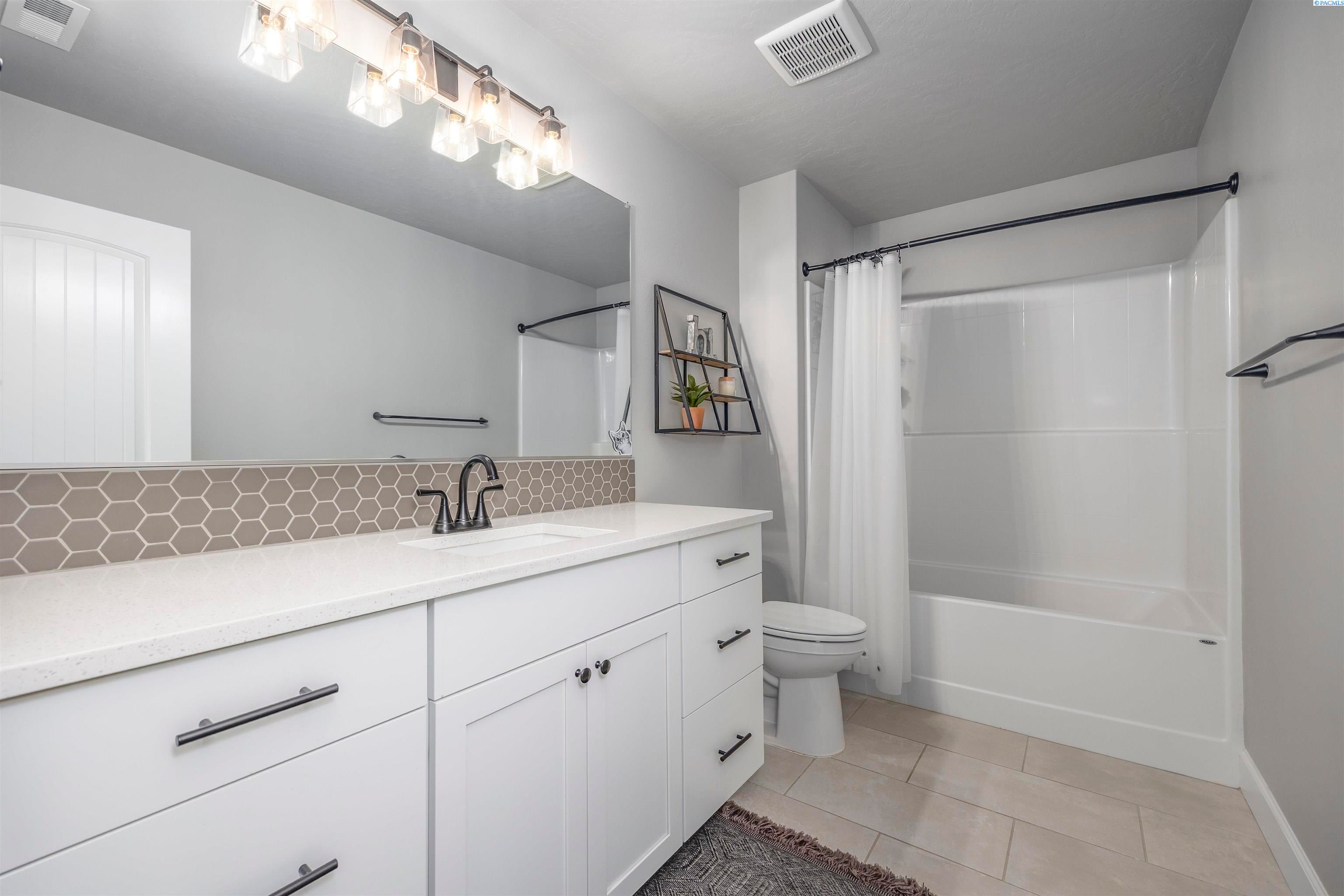 Kennewick, Washington, 99338, United States, 5 Bedrooms Bedrooms, ,3 BathroomsBathrooms,Residential,For Sale,1984207