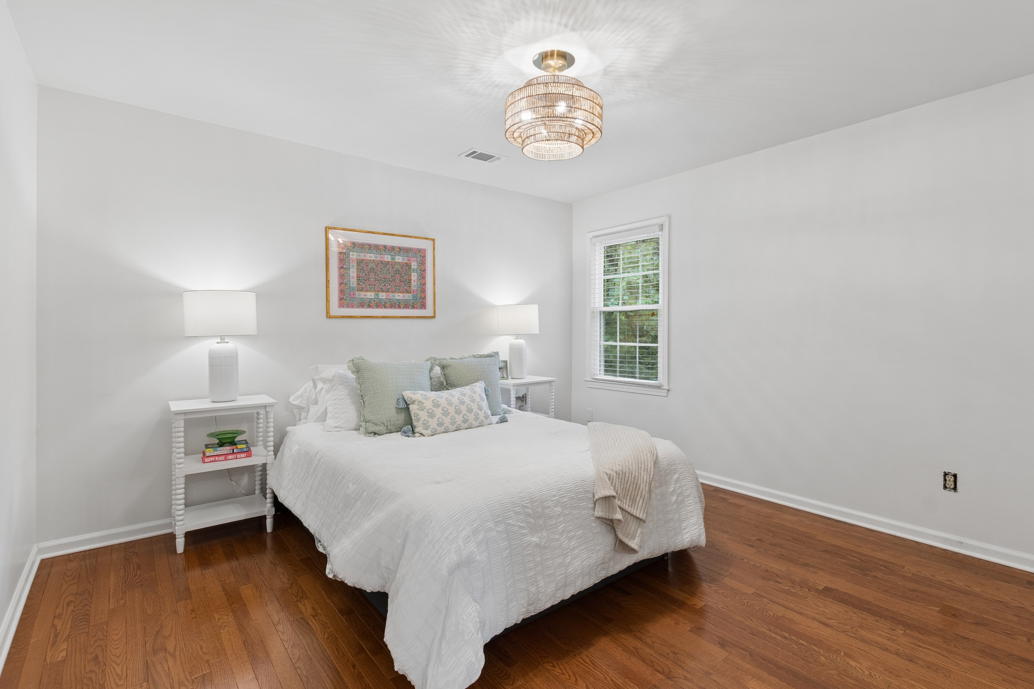  Beautifully Updated Home Blends Timeless Style with Elevated Designer Finishes - 物件實景