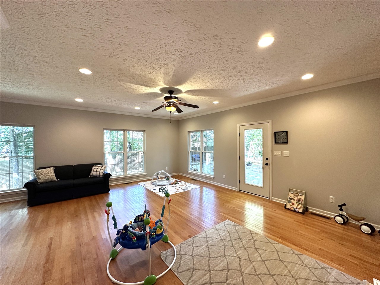 Bowling Green, Kentucky, 42104, United States, 5 Bedrooms Bedrooms, ,3 BathroomsBathrooms,Residential,For Sale,1907465