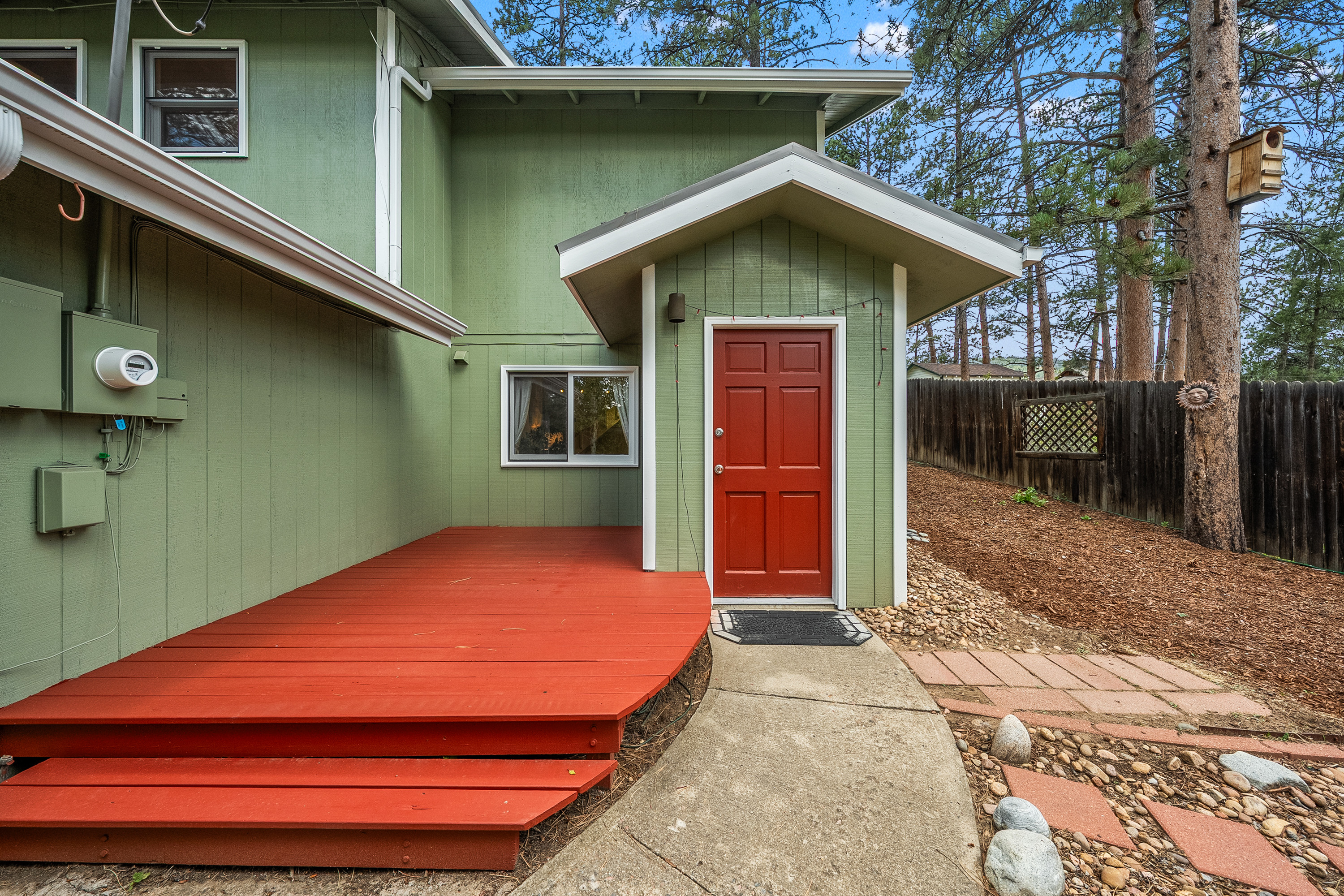  Rare Opportunity to Own 2 Homes Just Steps Away from Coveted Evergreen Lake - 物件實景