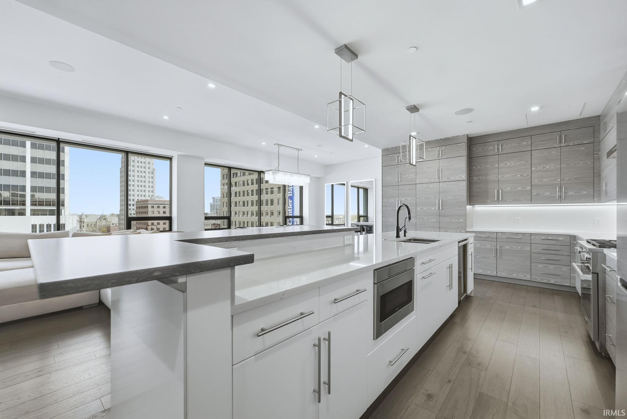 Fort Wayne, Indiana, 46802, United States, 2 Bedrooms Bedrooms, ,3 BathroomsBathrooms,Residential,For Sale,1987044