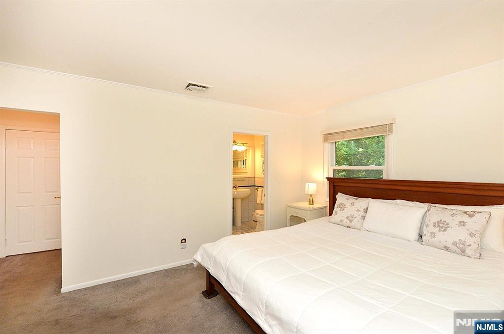 Oakland, New Jersey, 07436, United States, 3 Bedrooms Bedrooms, ,3 BathroomsBathrooms,Residential,For Sale,1934368