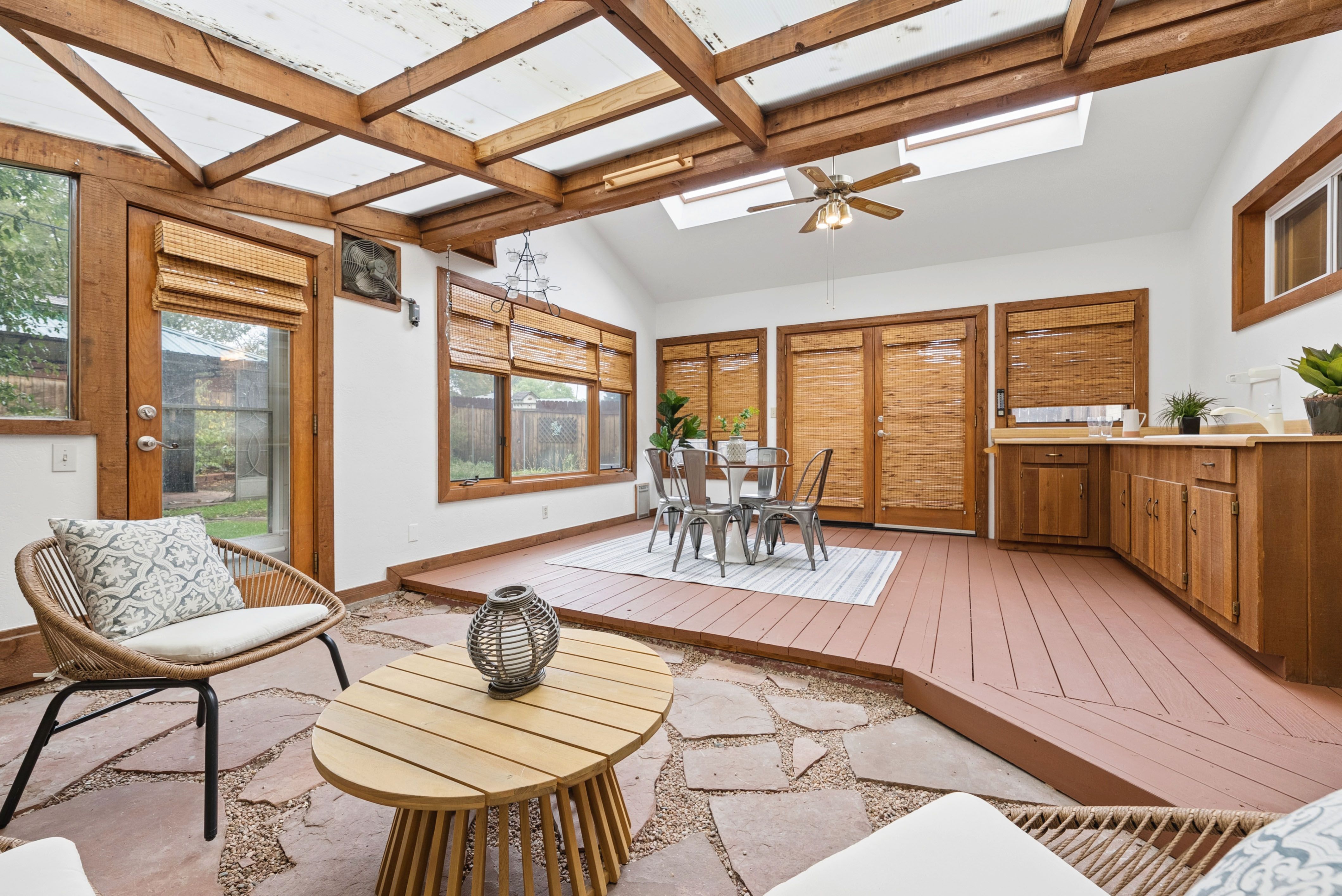  Welcome to 545 Estes Street, a bright, charming ranch-style home in an establish - 物件實景
