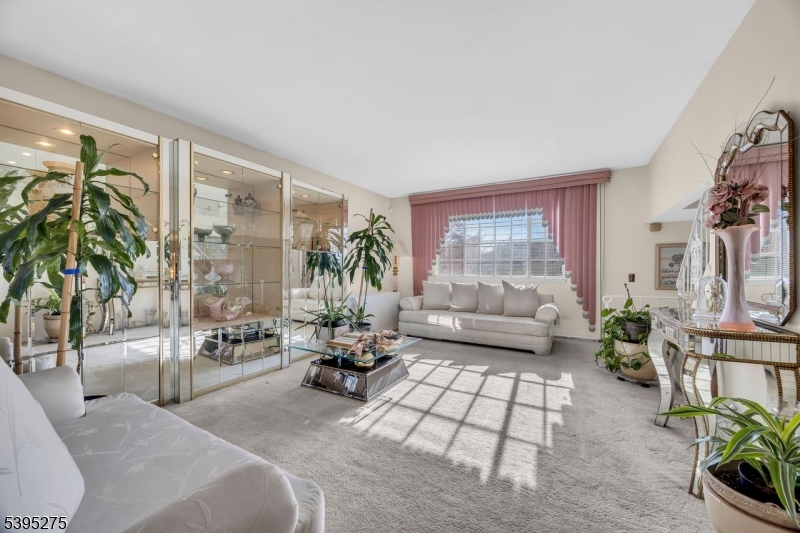 Franklin Twp., New Jersey, 08873, United States, 4 Bedrooms Bedrooms, ,3 BathroomsBathrooms,Residential,For Sale,1988990