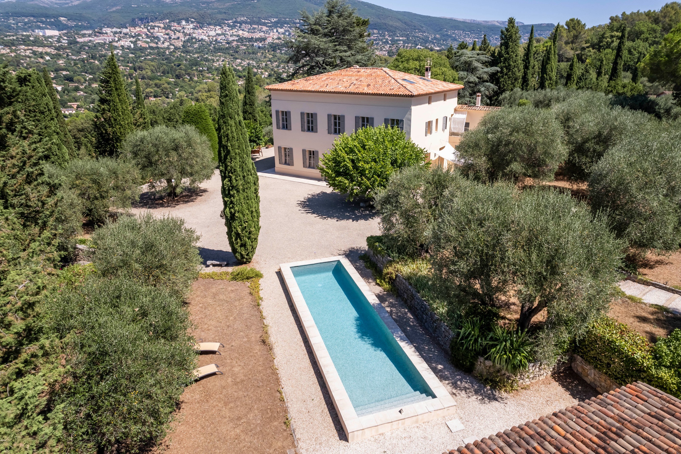  Renovated bastide with annex and swimming pool, 2 hectares in Grasse - 物件實景