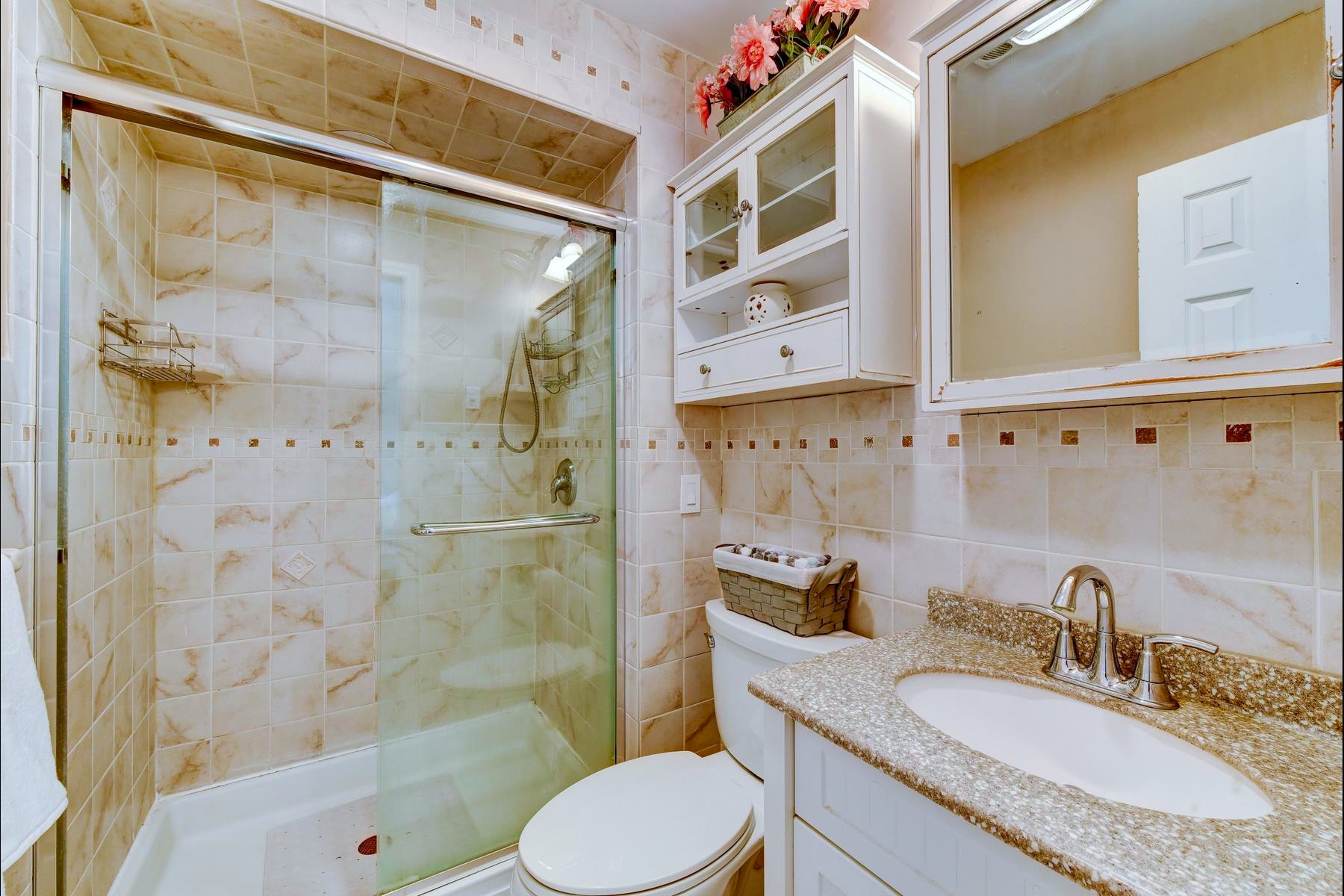  ?Glenwood? Neighborhood Colonial Offers Privacy and Flexibility - 物件實景
