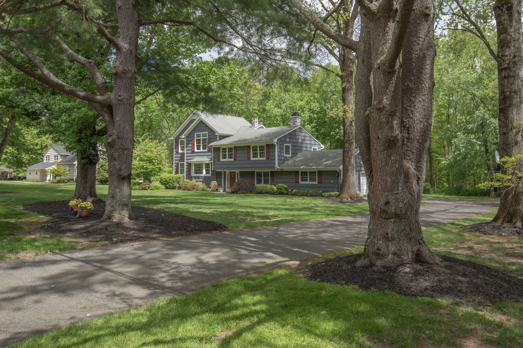  Expanded and Beautifully Maintained Custom Split Level Home - 物件實景