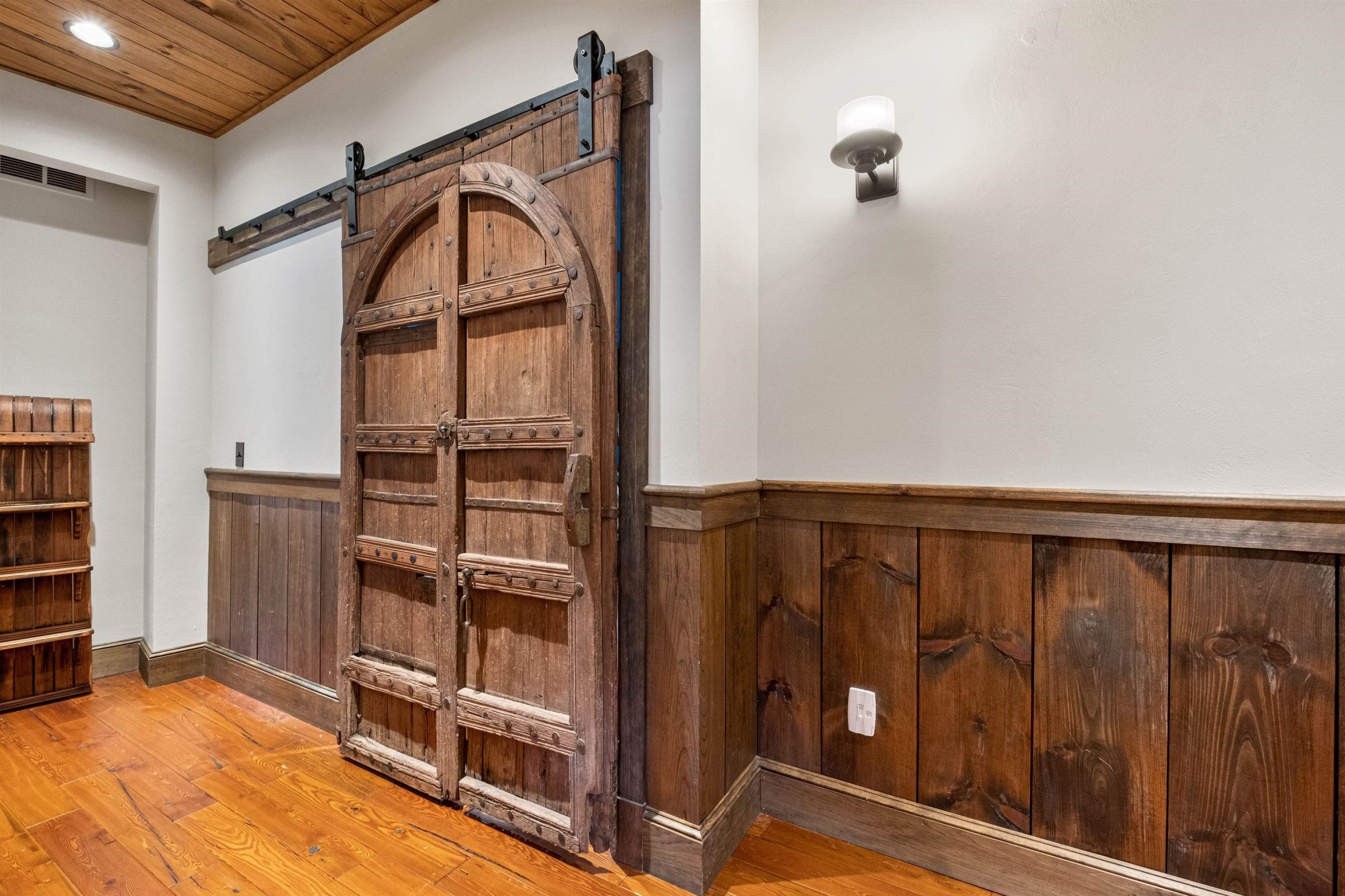 Lincoln, New Hampshire, 03251, United States, 7 Bedrooms Bedrooms, ,4 BathroomsBathrooms,Residential,For Sale,1983511