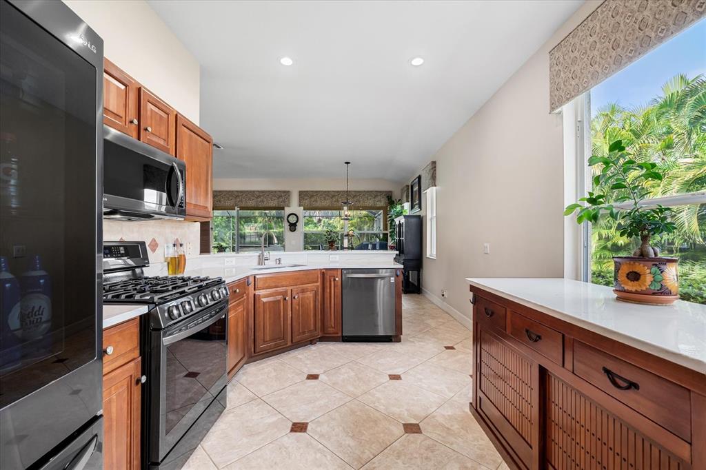 Bradenton, Florida, 34212, United States, 2 Bedrooms Bedrooms, ,2 BathroomsBathrooms,Residential,For Sale,1916954