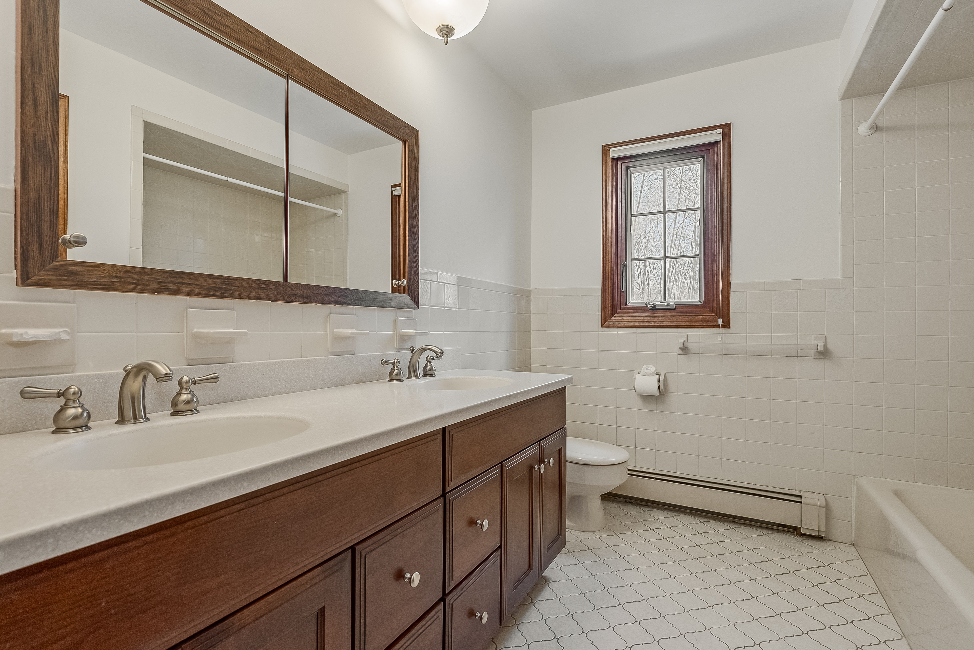  Exceptionally Maintained Tudor Style Colonial - 物件實景