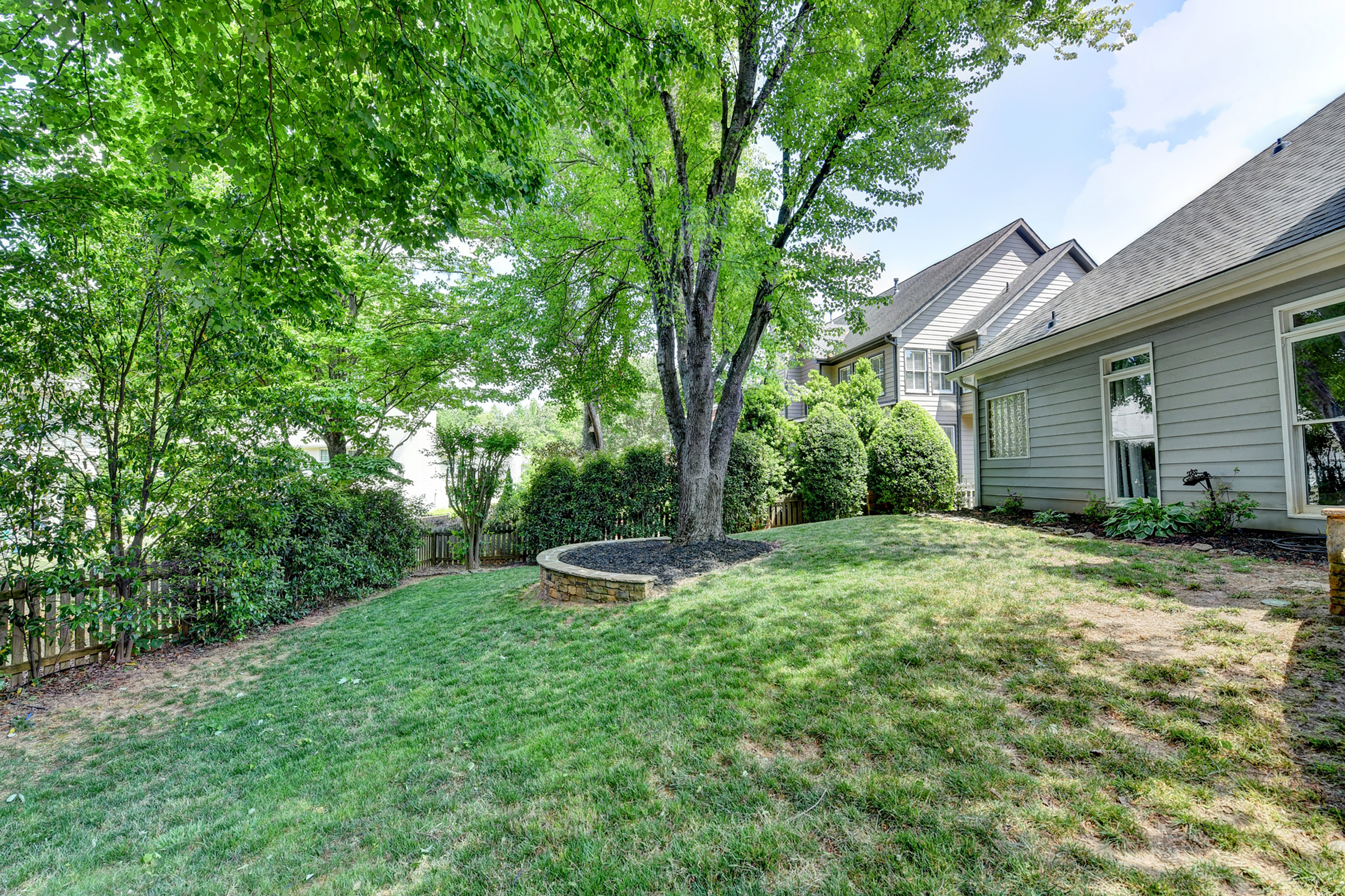  Hard to Find Flat Front Yard with Level Fenced-in Backyard on a Quiet Cul-de-sac - 物件實景