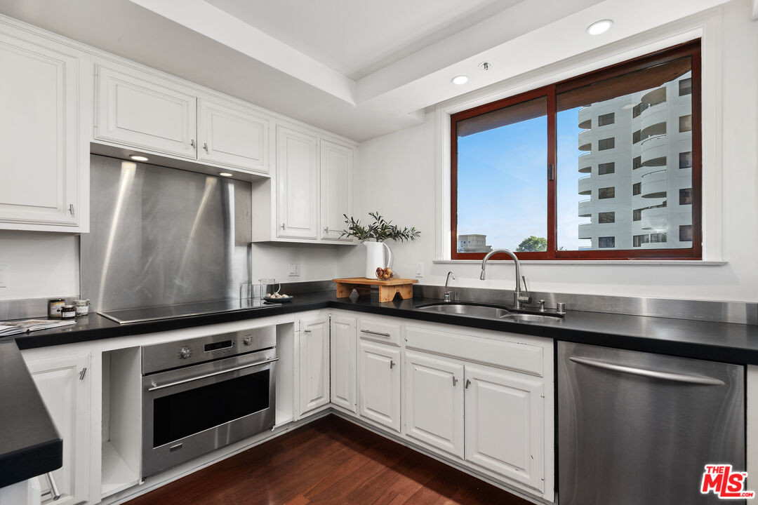 Los Angeles, California, 90024, United States, 2 Bedrooms Bedrooms, ,2 BathroomsBathrooms,Residential,For Sale,1917928