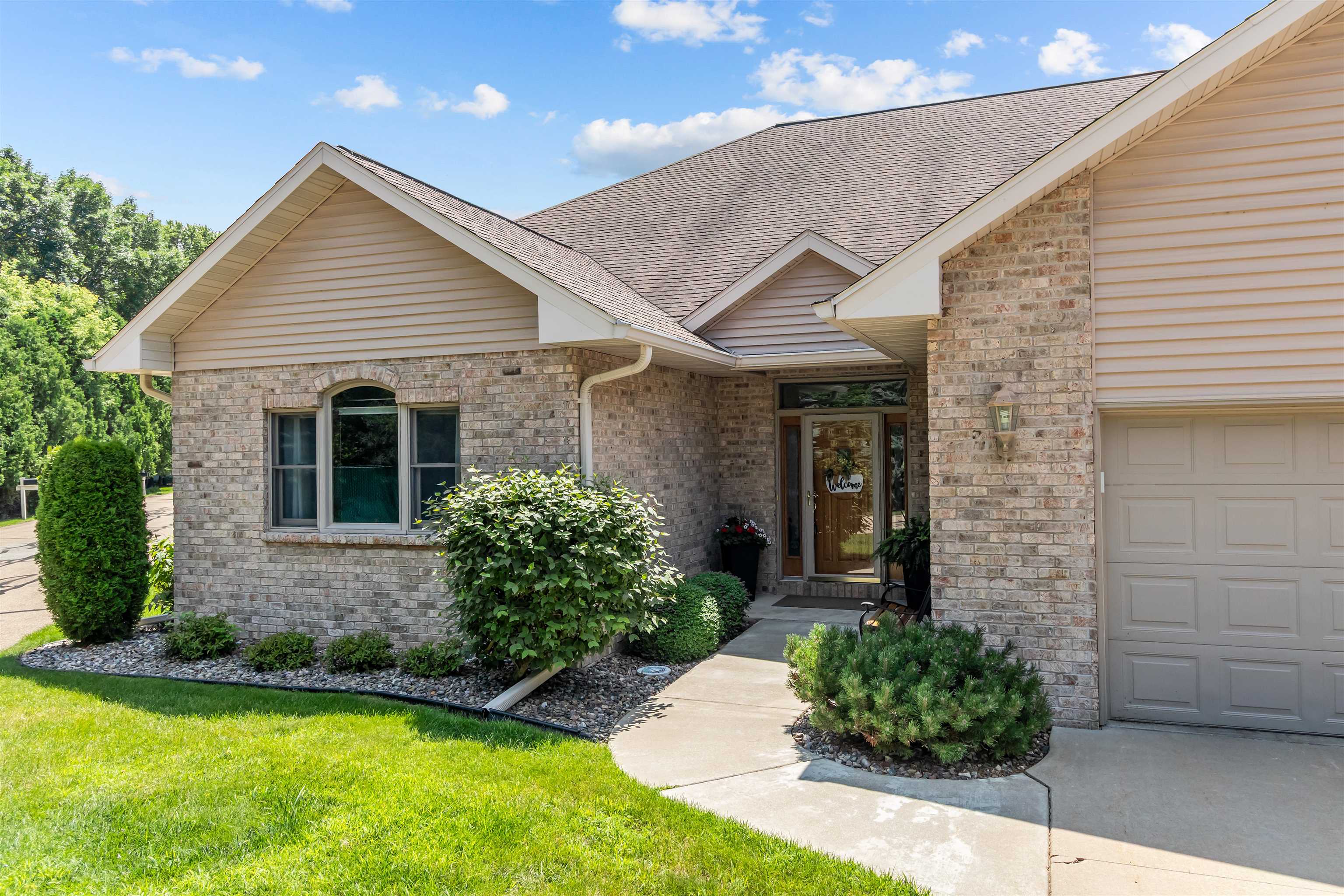 Menasha, Wisconsin, 54952, United States, 3 Bedrooms Bedrooms, ,3 BathroomsBathrooms,Residential,For Sale,1981265