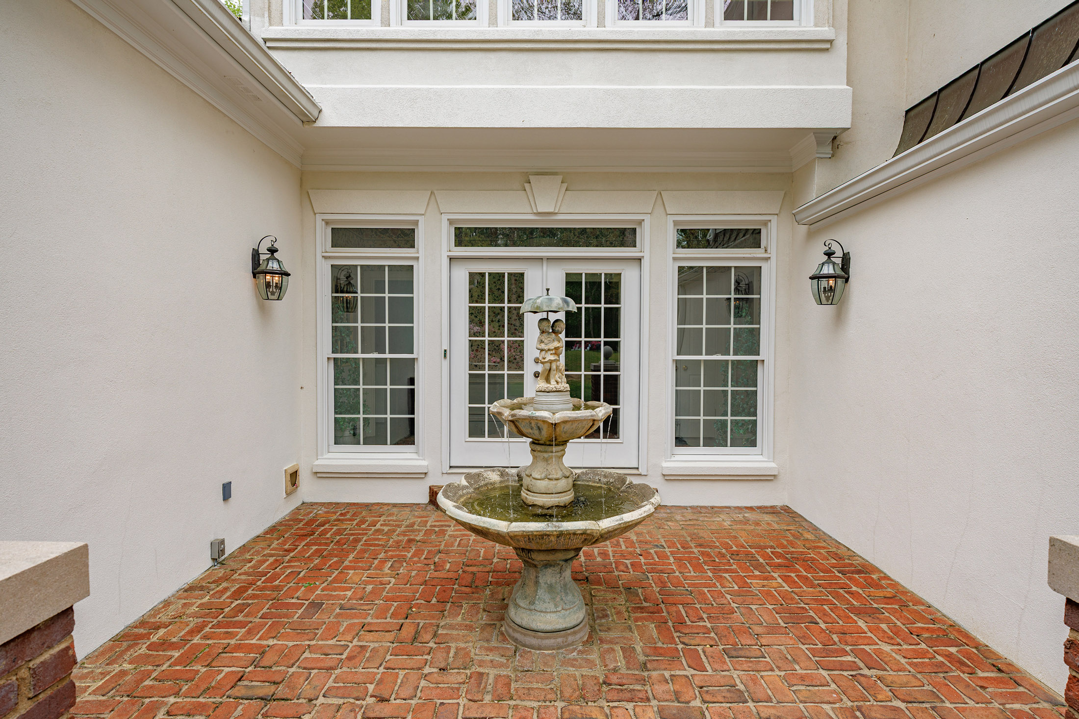  A Rare Opportunity to Own a Developer-Designed Lakefront Estate - 物件實景