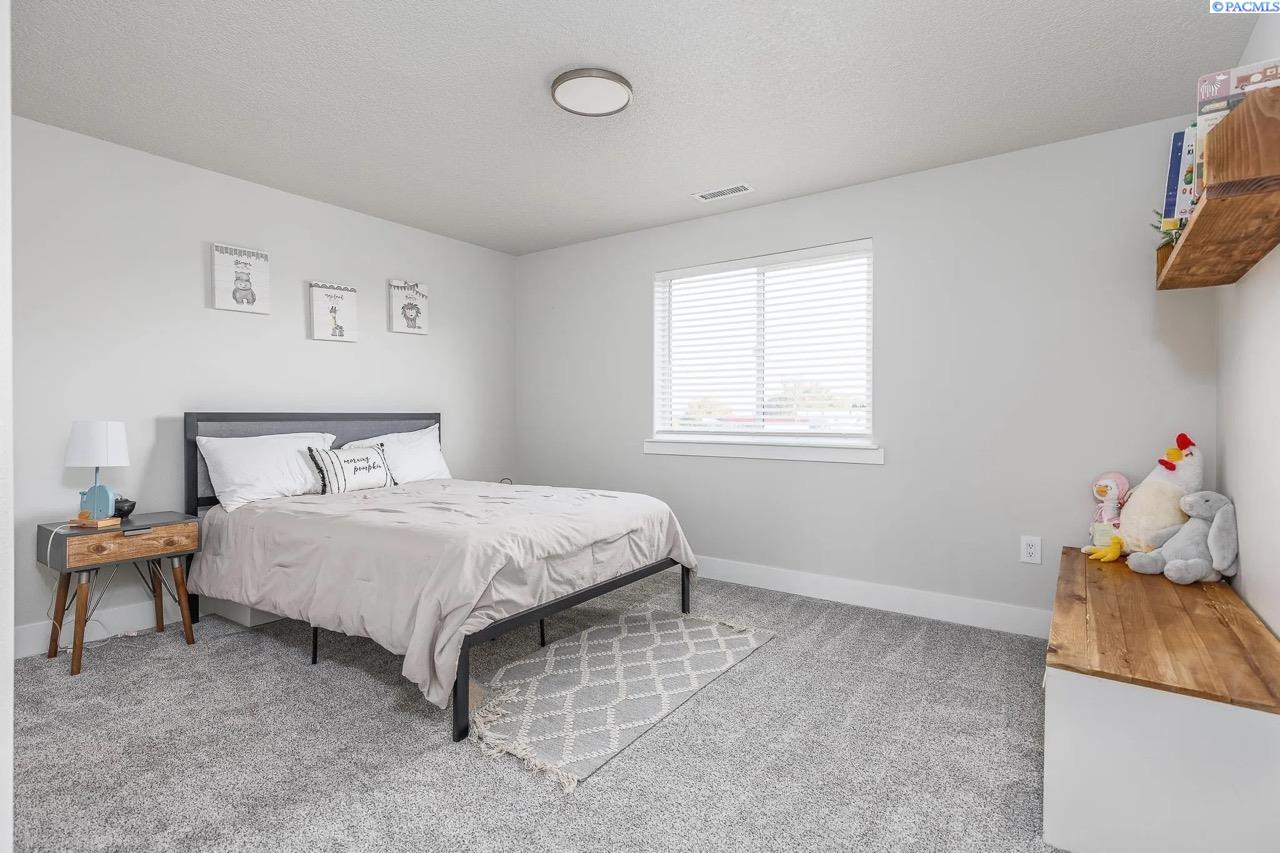 Kennewick, Washington, 99336, United States, 7 Bedrooms Bedrooms, ,7 BathroomsBathrooms,Residential,For Sale,1990805