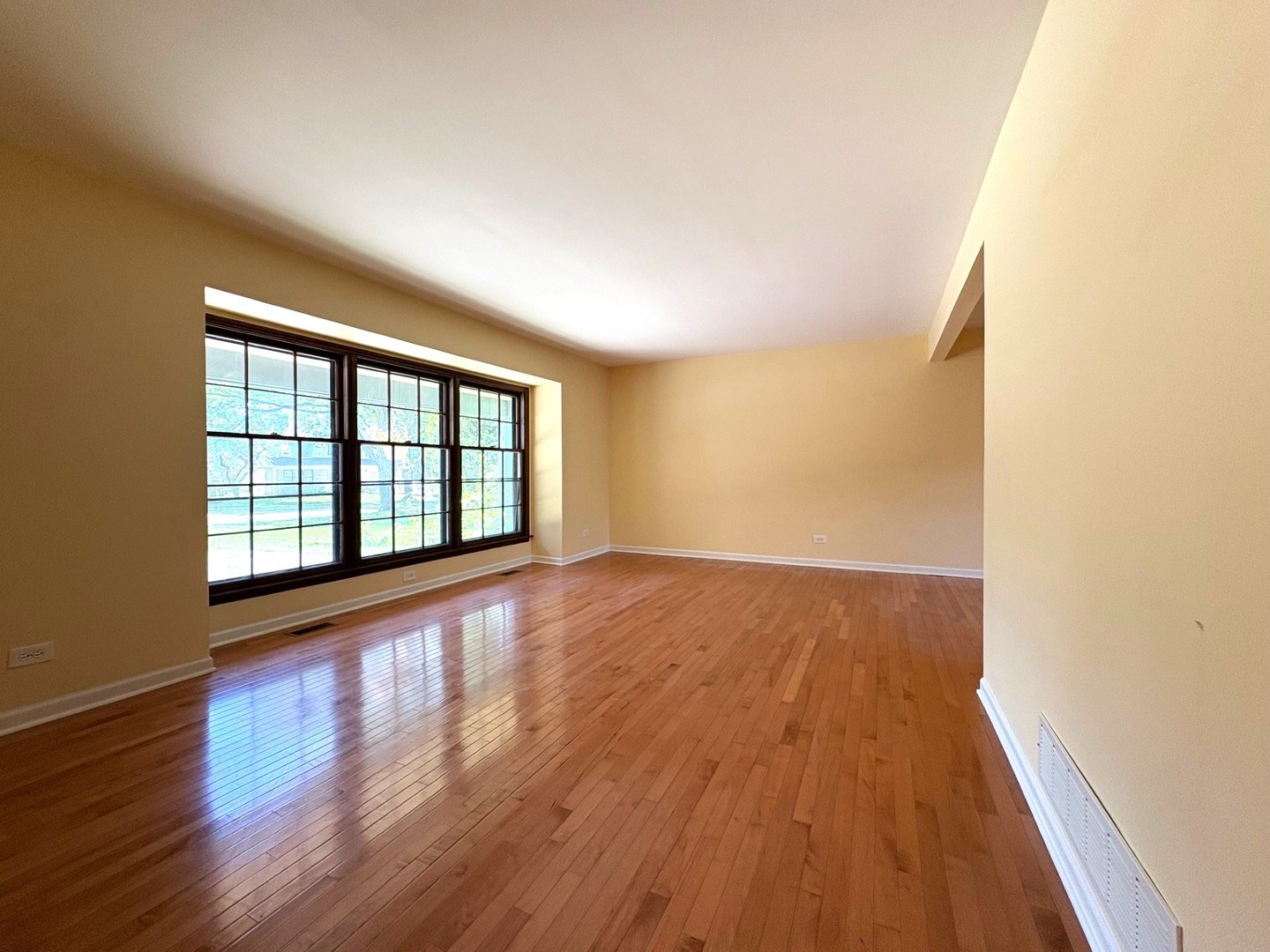 Naperville, Illinois, 60563, United States, 4 Bedrooms Bedrooms, ,3 BathroomsBathrooms,Residential,For Sale,1961191