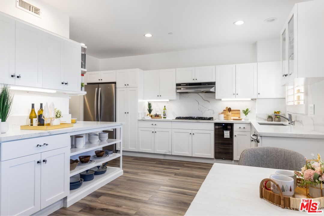 Los Angeles, California, 90049, United States, 3 Bedrooms Bedrooms, ,3 BathroomsBathrooms,Residential,For Sale,2000609