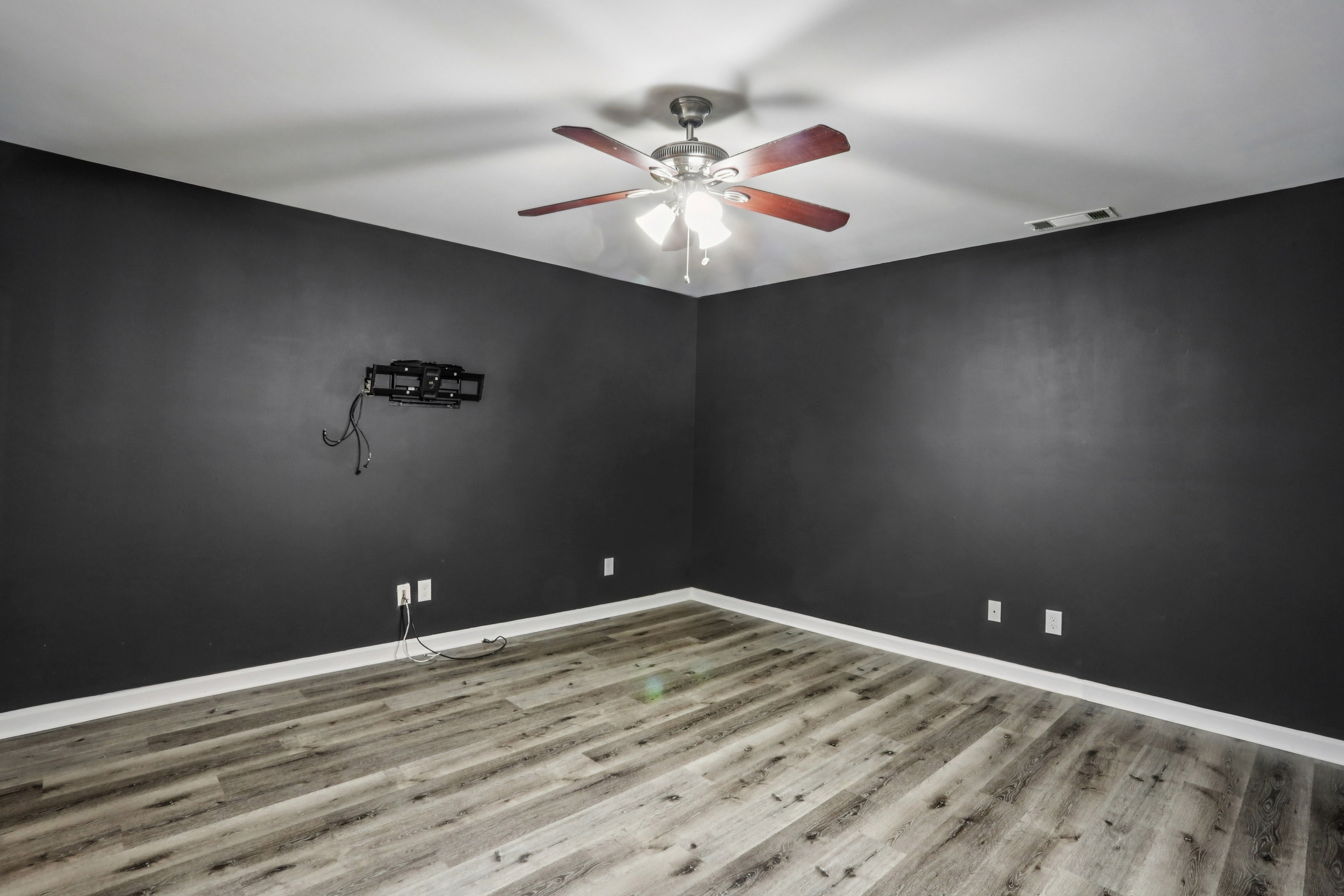  Spacious Three Level Townhome in the Desirable Thorncrest Community - 物件實景