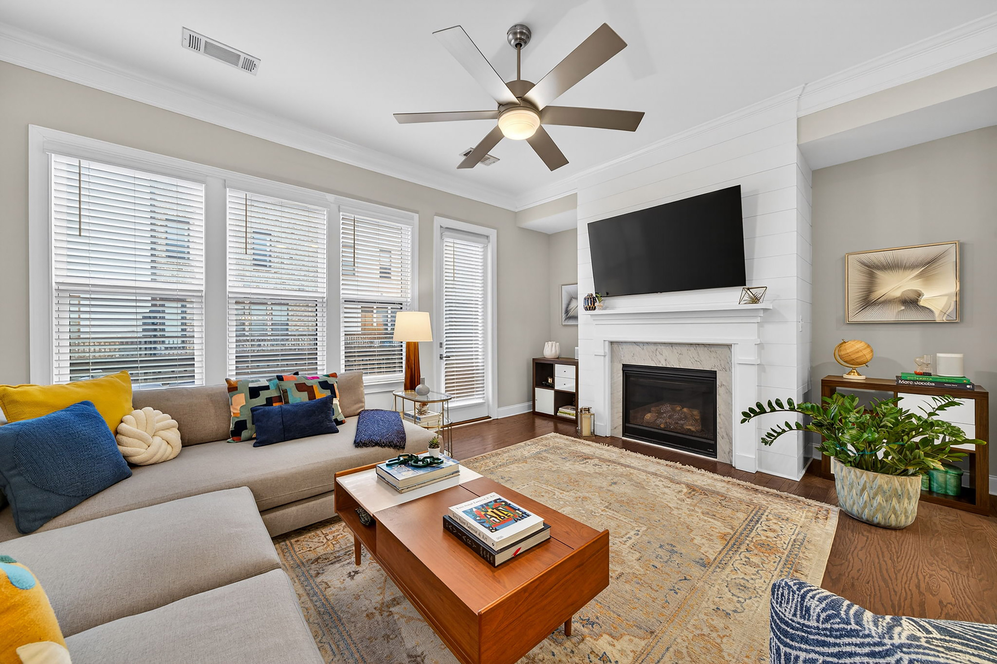  Stunning Three Bedroom Townhome in Convenient Boutique Community - 物件實景