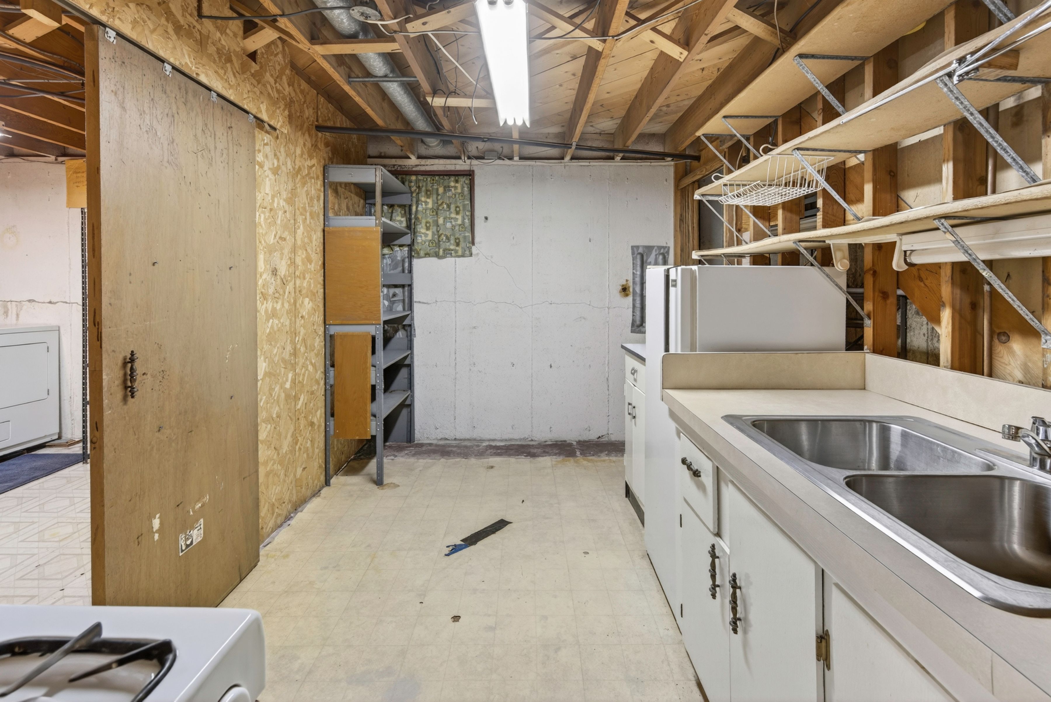  Opportunity Knocks with this Sprawling Ranch Home in Keewaydin Meadows - 物件實景