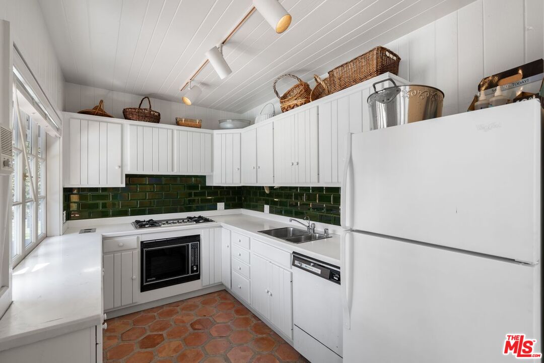 Los Angeles, California, 90024, United States, 6 Bedrooms Bedrooms, ,6 BathroomsBathrooms,Residential,For Sale,1925414