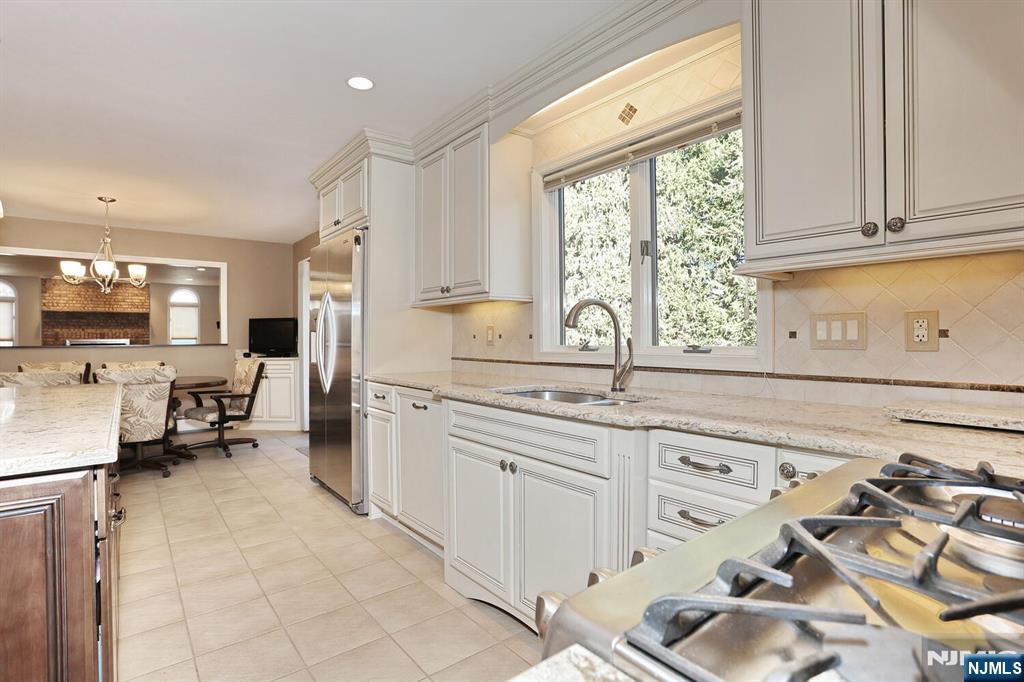 Paramus, New Jersey, 07652, United States, 5 Bedrooms Bedrooms, ,4 BathroomsBathrooms,Residential,For Sale,2001740